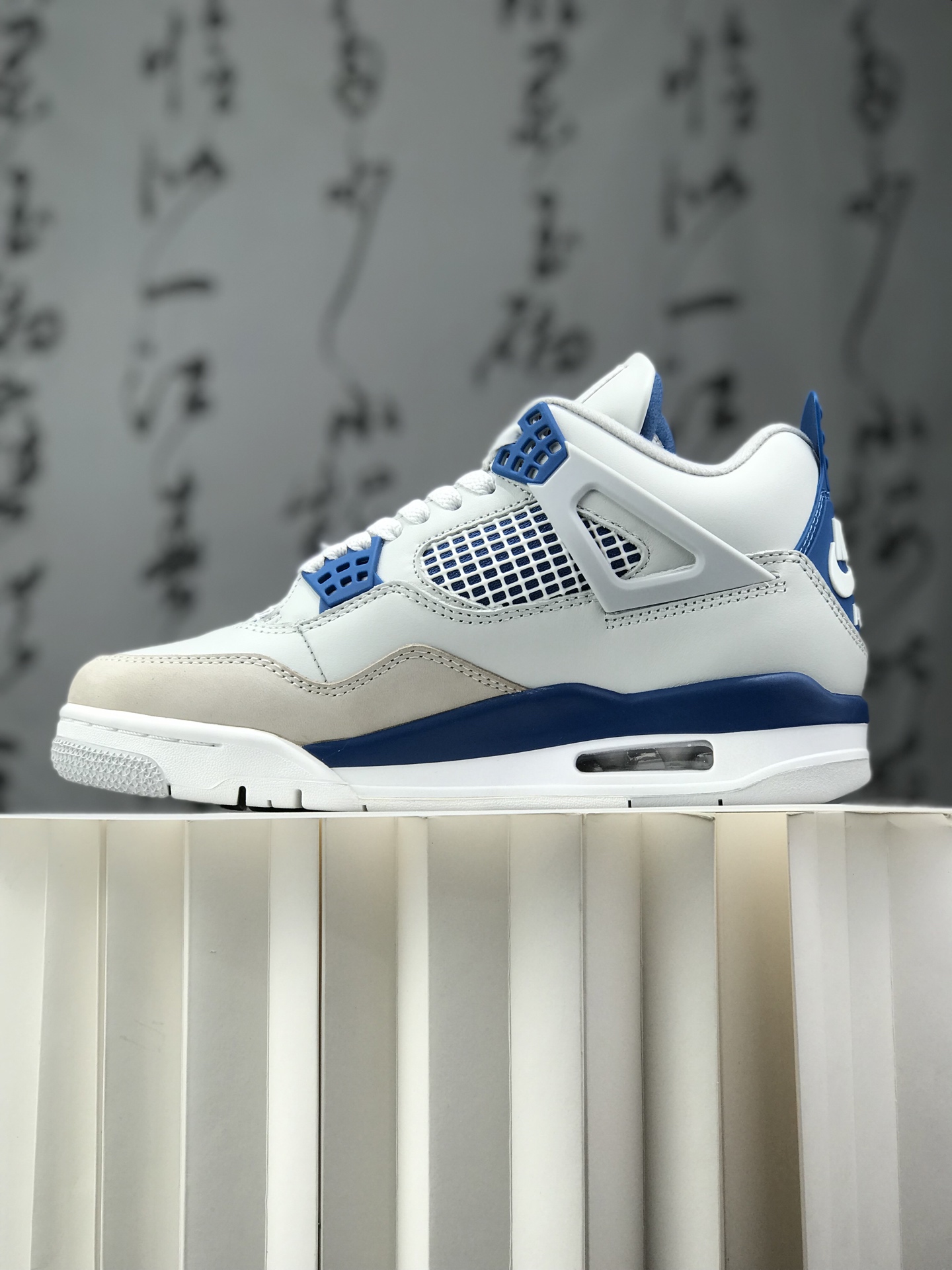 💰220
 Air Jordan AJ4 Retro &rdquo;Military Blue&ldquo; 白蓝2024 FV5029-141 圈内最强四代 独家外贸 耗时半年巨作 全套原纸板楦头开发 原厂特供皮料加持 确保原汁原味 完美呈现四代版型 一比一鞋头弧度高度鞋身弧度 数据细节工艺流程均保持原鞋一致 原厂TPU网格鞋带扣 正确内里网布 菱角分明不变形无多余毛边 柔软性质感一致于原鞋 市场唯一原厂鞋扣模具 背面可见隐藏注塑口 原厂织唛标 原厂飞人电绣工艺 尾指中部跳三针 独家绑鞋带手法 印刷中底布 四线拉帮 米色美纹纸贴合固定 进口港宝加持 后跟自然饱满 全鞋荧光划线卡点 追求极致完美 每一双都是工艺品 多重QC质检 超越公司货的品控标准 实实在在的免检产品 尺码：40 40.5 41 42 42.5 43 44 44.5 45 45.5 46 47.5 