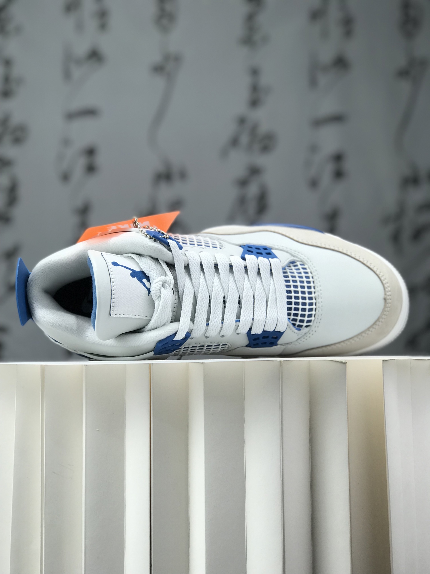💰220
 Air Jordan AJ4 Retro &rdquo;Military Blue&ldquo; 白蓝2024 FV5029-141 圈内最强四代 独家外贸 耗时半年巨作 全套原纸板楦头开发 原厂特供皮料加持 确保原汁原味 完美呈现四代版型 一比一鞋头弧度高度鞋身弧度 数据细节工艺流程均保持原鞋一致 原厂TPU网格鞋带扣 正确内里网布 菱角分明不变形无多余毛边 柔软性质感一致于原鞋 市场唯一原厂鞋扣模具 背面可见隐藏注塑口 原厂织唛标 原厂飞人电绣工艺 尾指中部跳三针 独家绑鞋带手法 印刷中底布 四线拉帮 米色美纹纸贴合固定 进口港宝加持 后跟自然饱满 全鞋荧光划线卡点 追求极致完美 每一双都是工艺品 多重QC质检 超越公司货的品控标准 实实在在的免检产品 尺码：40 40.5 41 42 42.5 43 44 44.5 45 45.5 46 47.5 