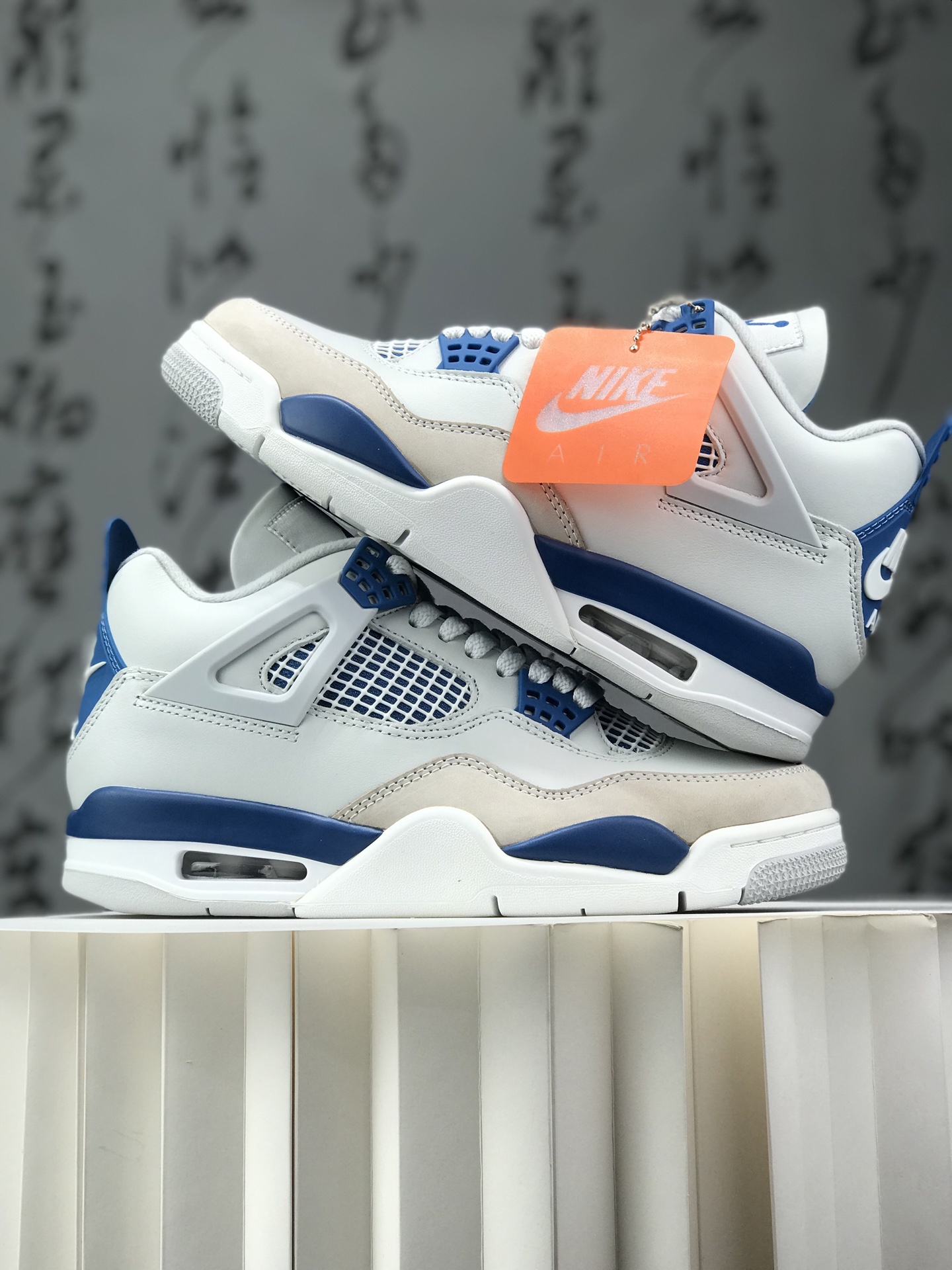 💰220
 Air Jordan AJ4 Retro &rdquo;Military Blue&ldquo; 白蓝2024 FV5029-141 圈内最强四代 独家外贸 耗时半年巨作 全套原纸板楦头开发 原厂特供皮料加持 确保原汁原味 完美呈现四代版型 一比一鞋头弧度高度鞋身弧度 数据细节工艺流程均保持原鞋一致 原厂TPU网格鞋带扣 正确内里网布 菱角分明不变形无多余毛边 柔软性质感一致于原鞋 市场唯一原厂鞋扣模具 背面可见隐藏注塑口 原厂织唛标 原厂飞人电绣工艺 尾指中部跳三针 独家绑鞋带手法 印刷中底布 四线拉帮 米色美纹纸贴合固定 进口港宝加持 后跟自然饱满 全鞋荧光划线卡点 追求极致完美 每一双都是工艺品 多重QC质检 超越公司货的品控标准 实实在在的免检产品 尺码：40 40.5 41 42 42.5 43 44 44.5 45 45.5 46 47.5 