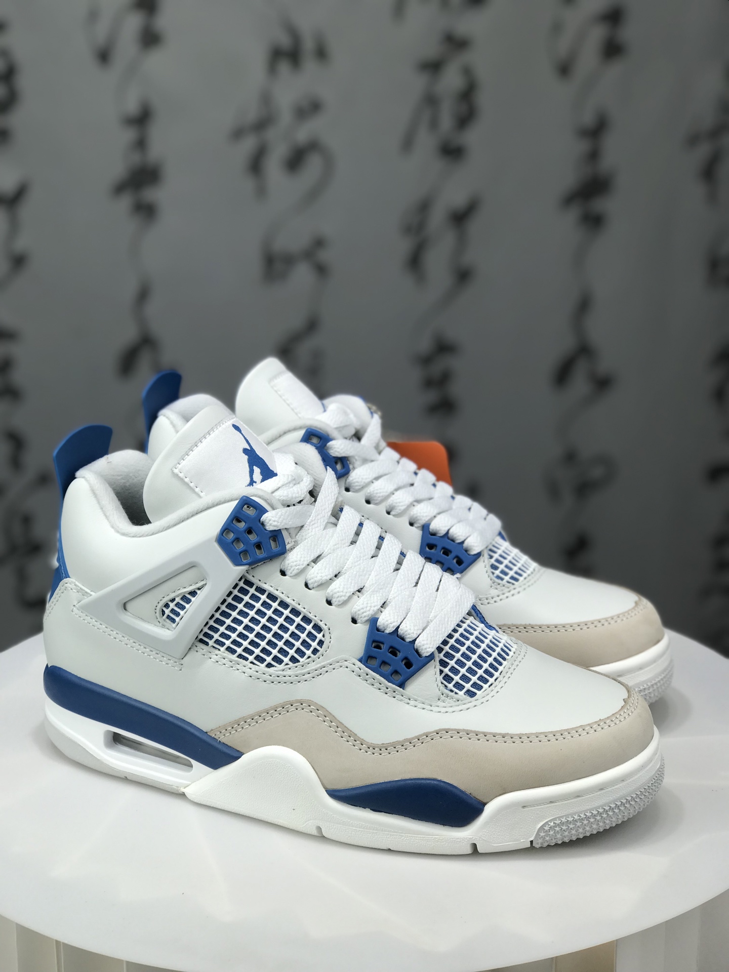 💰220
 Air Jordan AJ4 Retro &rdquo;Military Blue&ldquo; 白蓝2024 FV5029-141 圈内最强四代 独家外贸 耗时半年巨作 全套原纸板楦头开发 原厂特供皮料加持 确保原汁原味 完美呈现四代版型 一比一鞋头弧度高度鞋身弧度 数据细节工艺流程均保持原鞋一致 原厂TPU网格鞋带扣 正确内里网布 菱角分明不变形无多余毛边 柔软性质感一致于原鞋 市场唯一原厂鞋扣模具 背面可见隐藏注塑口 原厂织唛标 原厂飞人电绣工艺 尾指中部跳三针 独家绑鞋带手法 印刷中底布 四线拉帮 米色美纹纸贴合固定 进口港宝加持 后跟自然饱满 全鞋荧光划线卡点 追求极致完美 每一双都是工艺品 多重QC质检 超越公司货的品控标准 实实在在的免检产品 尺码：40 40.5 41 42 42.5 43 44 44.5 45 45.5 46 47.5 