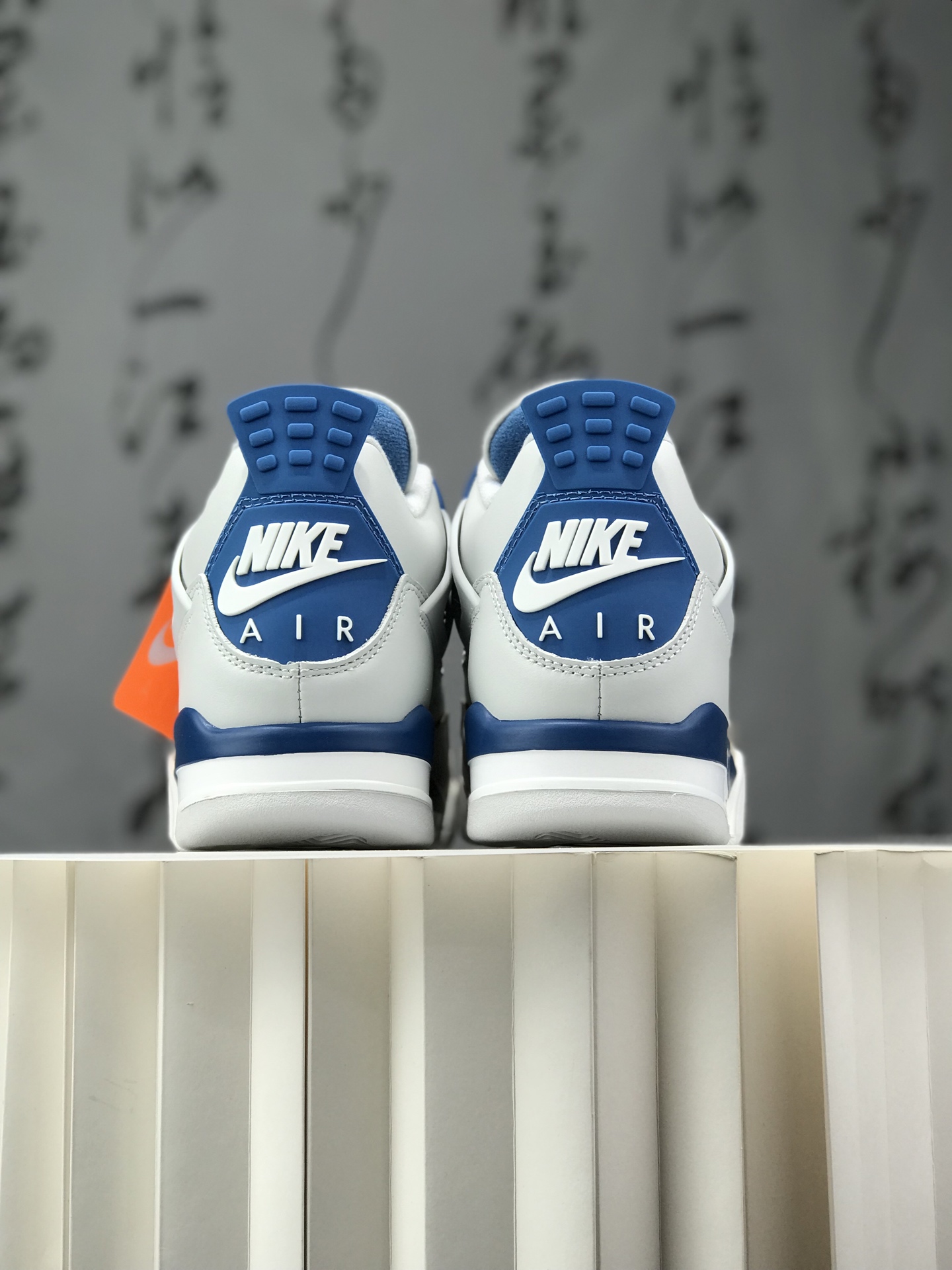 💰220
 Air Jordan AJ4 Retro &rdquo;Military Blue&ldquo; 白蓝2024 FV5029-141 圈内最强四代 独家外贸 耗时半年巨作 全套原纸板楦头开发 原厂特供皮料加持 确保原汁原味 完美呈现四代版型 一比一鞋头弧度高度鞋身弧度 数据细节工艺流程均保持原鞋一致 原厂TPU网格鞋带扣 正确内里网布 菱角分明不变形无多余毛边 柔软性质感一致于原鞋 市场唯一原厂鞋扣模具 背面可见隐藏注塑口 原厂织唛标 原厂飞人电绣工艺 尾指中部跳三针 独家绑鞋带手法 印刷中底布 四线拉帮 米色美纹纸贴合固定 进口港宝加持 后跟自然饱满 全鞋荧光划线卡点 追求极致完美 每一双都是工艺品 多重QC质检 超越公司货的品控标准 实实在在的免检产品 尺码：40 40.5 41 42 42.5 43 44 44.5 45 45.5 46 47.5 