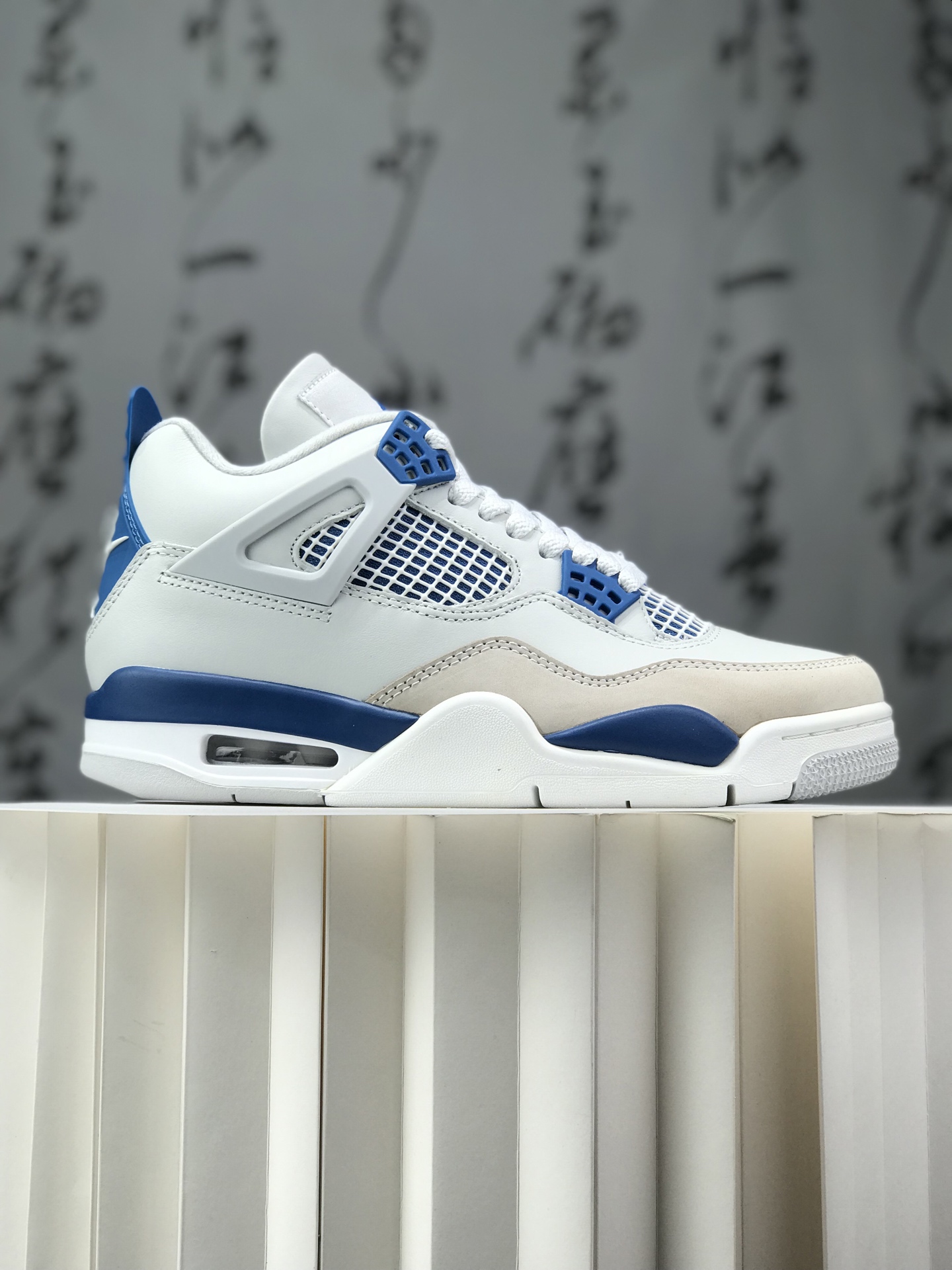 💰220
 Air Jordan AJ4 Retro &rdquo;Military Blue&ldquo; 白蓝2024 FV5029-141 圈内最强四代 独家外贸 耗时半年巨作 全套原纸板楦头开发 原厂特供皮料加持 确保原汁原味 完美呈现四代版型 一比一鞋头弧度高度鞋身弧度 数据细节工艺流程均保持原鞋一致 原厂TPU网格鞋带扣 正确内里网布 菱角分明不变形无多余毛边 柔软性质感一致于原鞋 市场唯一原厂鞋扣模具 背面可见隐藏注塑口 原厂织唛标 原厂飞人电绣工艺 尾指中部跳三针 独家绑鞋带手法 印刷中底布 四线拉帮 米色美纹纸贴合固定 进口港宝加持 后跟自然饱满 全鞋荧光划线卡点 追求极致完美 每一双都是工艺品 多重QC质检 超越公司货的品控标准 实实在在的免检产品 尺码：40 40.5 41 42 42.5 43 44 44.5 45 45.5 46 47.5 
