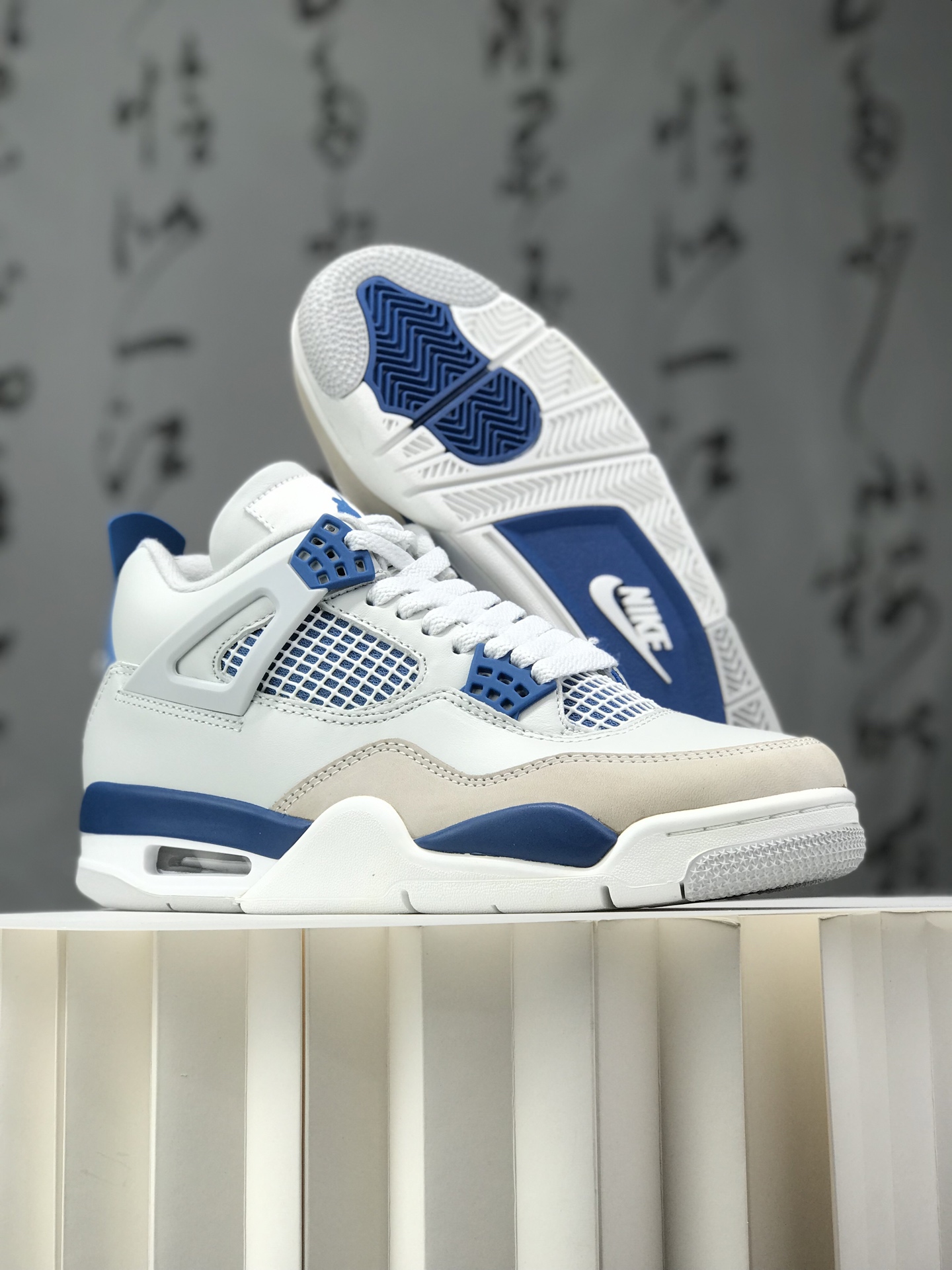 💰220
 Air Jordan AJ4 Retro &rdquo;Military Blue&ldquo; 白蓝2024 FV5029-141 圈内最强四代 独家外贸 耗时半年巨作 全套原纸板楦头开发 原厂特供皮料加持 确保原汁原味 完美呈现四代版型 一比一鞋头弧度高度鞋身弧度 数据细节工艺流程均保持原鞋一致 原厂TPU网格鞋带扣 正确内里网布 菱角分明不变形无多余毛边 柔软性质感一致于原鞋 市场唯一原厂鞋扣模具 背面可见隐藏注塑口 原厂织唛标 原厂飞人电绣工艺 尾指中部跳三针 独家绑鞋带手法 印刷中底布 四线拉帮 米色美纹纸贴合固定 进口港宝加持 后跟自然饱满 全鞋荧光划线卡点 追求极致完美 每一双都是工艺品 多重QC质检 超越公司货的品控标准 实实在在的免检产品 尺码：40 40.5 41 42 42.5 43 44 44.5 45 45.5 46 47.5 