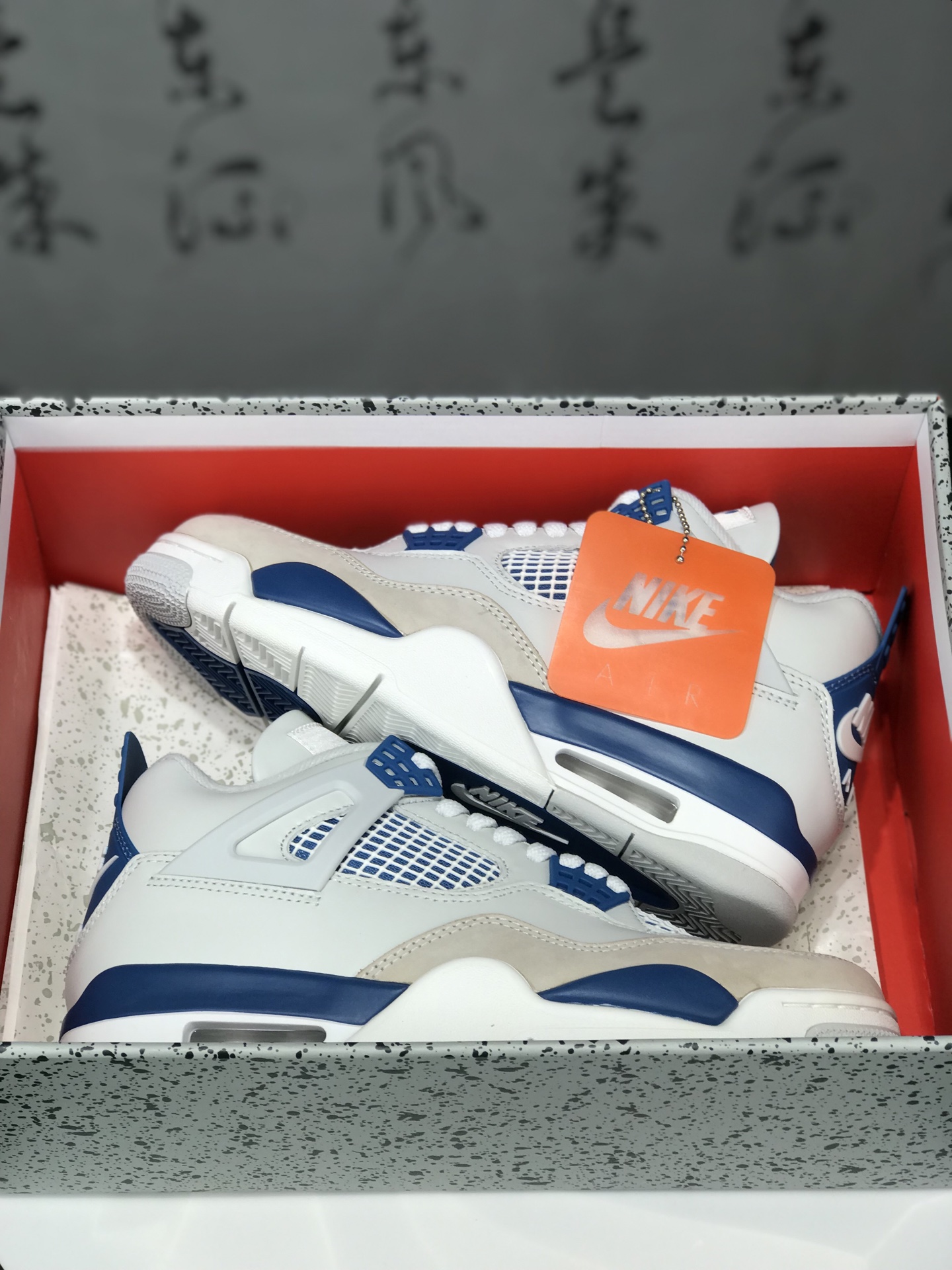 💰220
 Air Jordan AJ4 Retro &rdquo;Military Blue&ldquo; 白蓝2024 FV5029-141 圈内最强四代 独家外贸 耗时半年巨作 全套原纸板楦头开发 原厂特供皮料加持 确保原汁原味 完美呈现四代版型 一比一鞋头弧度高度鞋身弧度 数据细节工艺流程均保持原鞋一致 原厂TPU网格鞋带扣 正确内里网布 菱角分明不变形无多余毛边 柔软性质感一致于原鞋 市场唯一原厂鞋扣模具 背面可见隐藏注塑口 原厂织唛标 原厂飞人电绣工艺 尾指中部跳三针 独家绑鞋带手法 印刷中底布 四线拉帮 米色美纹纸贴合固定 进口港宝加持 后跟自然饱满 全鞋荧光划线卡点 追求极致完美 每一双都是工艺品 多重QC质检 超越公司货的品控标准 实实在在的免检产品 尺码：40 40.5 41 42 42.5 43 44 44.5 45 45.5 46 47.5 