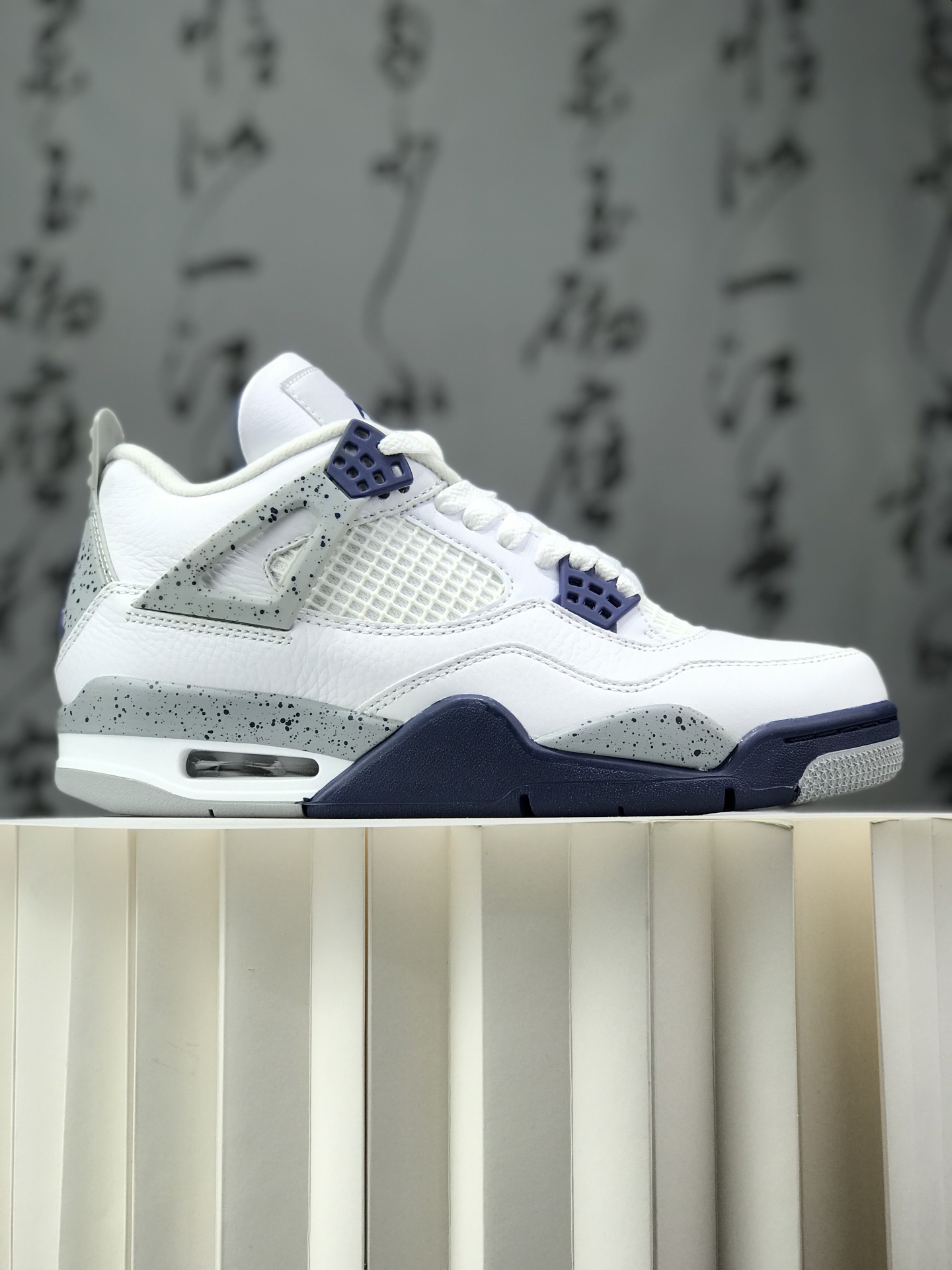 💰220
 Air Jordan AJ4 Retro &rdquo;Military Blue&ldquo; 白蓝 2024 DH6927-140 圈内最强四代 独家外贸特供尺码含  耗时半年巨作 全套原纸板楦头开发 原厂特供皮料加持 确保原汁原味 完美呈现四代版型 一比一鞋头弧度高度鞋身弧度 数据细节工艺流程均保持原鞋一致 原厂TPU网格鞋带扣 正确内里网布 菱角分明不变形无多余毛边 柔软性质感一致于原鞋 市场唯一原厂鞋扣模具 背面可见隐藏注塑口 原厂织唛标 原厂飞人电绣工艺 尾指中部跳三针 独家绑鞋带手法 印刷中底布 四线拉帮 米色美纹纸贴合固定 进口港宝加持 后跟自然饱满 全鞋荧光划线卡点 追求极致完美 每一双都是工艺品 多重QC质检 超越公司货的品控标准 实实在在的免检产品 尺码：40 40.5 41 42 42.5 43 44 44.5 45 45.5 46 47.5 