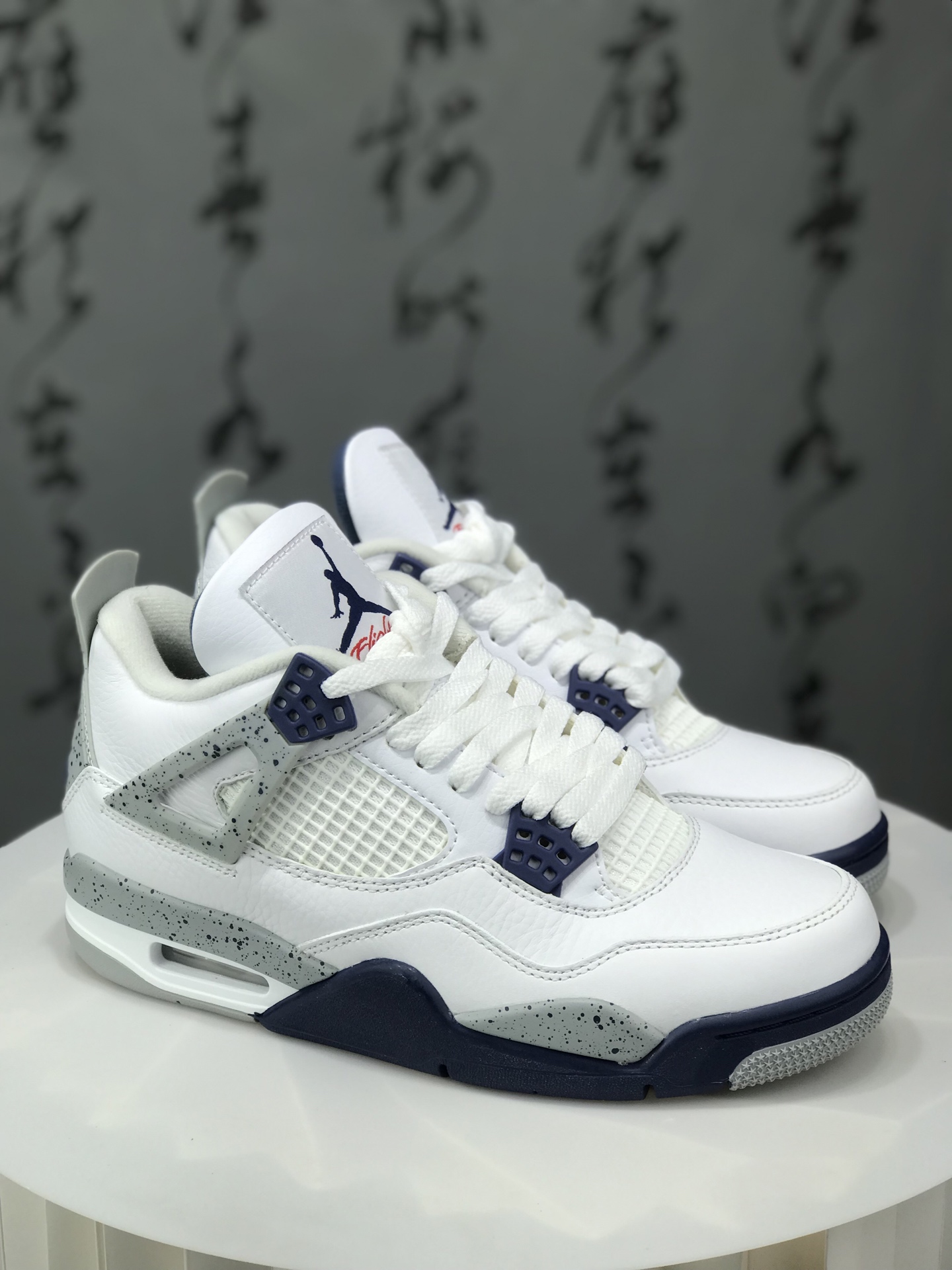 💰220
 Air Jordan AJ4 Retro &rdquo;Military Blue&ldquo; 白蓝 2024 DH6927-140 圈内最强四代 独家外贸特供尺码含  耗时半年巨作 全套原纸板楦头开发 原厂特供皮料加持 确保原汁原味 完美呈现四代版型 一比一鞋头弧度高度鞋身弧度 数据细节工艺流程均保持原鞋一致 原厂TPU网格鞋带扣 正确内里网布 菱角分明不变形无多余毛边 柔软性质感一致于原鞋 市场唯一原厂鞋扣模具 背面可见隐藏注塑口 原厂织唛标 原厂飞人电绣工艺 尾指中部跳三针 独家绑鞋带手法 印刷中底布 四线拉帮 米色美纹纸贴合固定 进口港宝加持 后跟自然饱满 全鞋荧光划线卡点 追求极致完美 每一双都是工艺品 多重QC质检 超越公司货的品控标准 实实在在的免检产品 尺码：40 40.5 41 42 42.5 43 44 44.5 45 45.5 46 47.5 