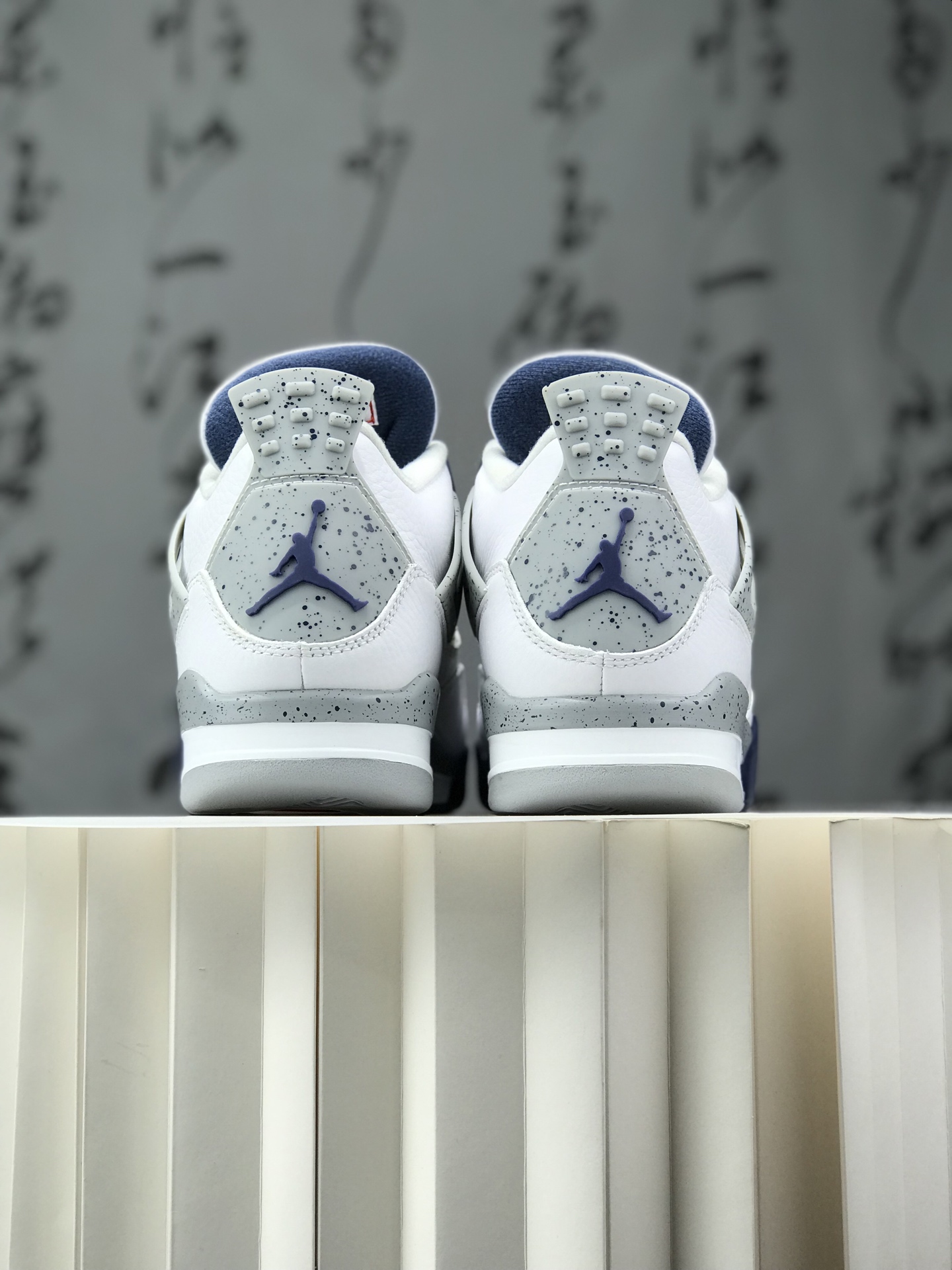 💰220
 Air Jordan AJ4 Retro &rdquo;Military Blue&ldquo; 白蓝 2024 DH6927-140 圈内最强四代 独家外贸特供尺码含  耗时半年巨作 全套原纸板楦头开发 原厂特供皮料加持 确保原汁原味 完美呈现四代版型 一比一鞋头弧度高度鞋身弧度 数据细节工艺流程均保持原鞋一致 原厂TPU网格鞋带扣 正确内里网布 菱角分明不变形无多余毛边 柔软性质感一致于原鞋 市场唯一原厂鞋扣模具 背面可见隐藏注塑口 原厂织唛标 原厂飞人电绣工艺 尾指中部跳三针 独家绑鞋带手法 印刷中底布 四线拉帮 米色美纹纸贴合固定 进口港宝加持 后跟自然饱满 全鞋荧光划线卡点 追求极致完美 每一双都是工艺品 多重QC质检 超越公司货的品控标准 实实在在的免检产品 尺码：40 40.5 41 42 42.5 43 44 44.5 45 45.5 46 47.5 
