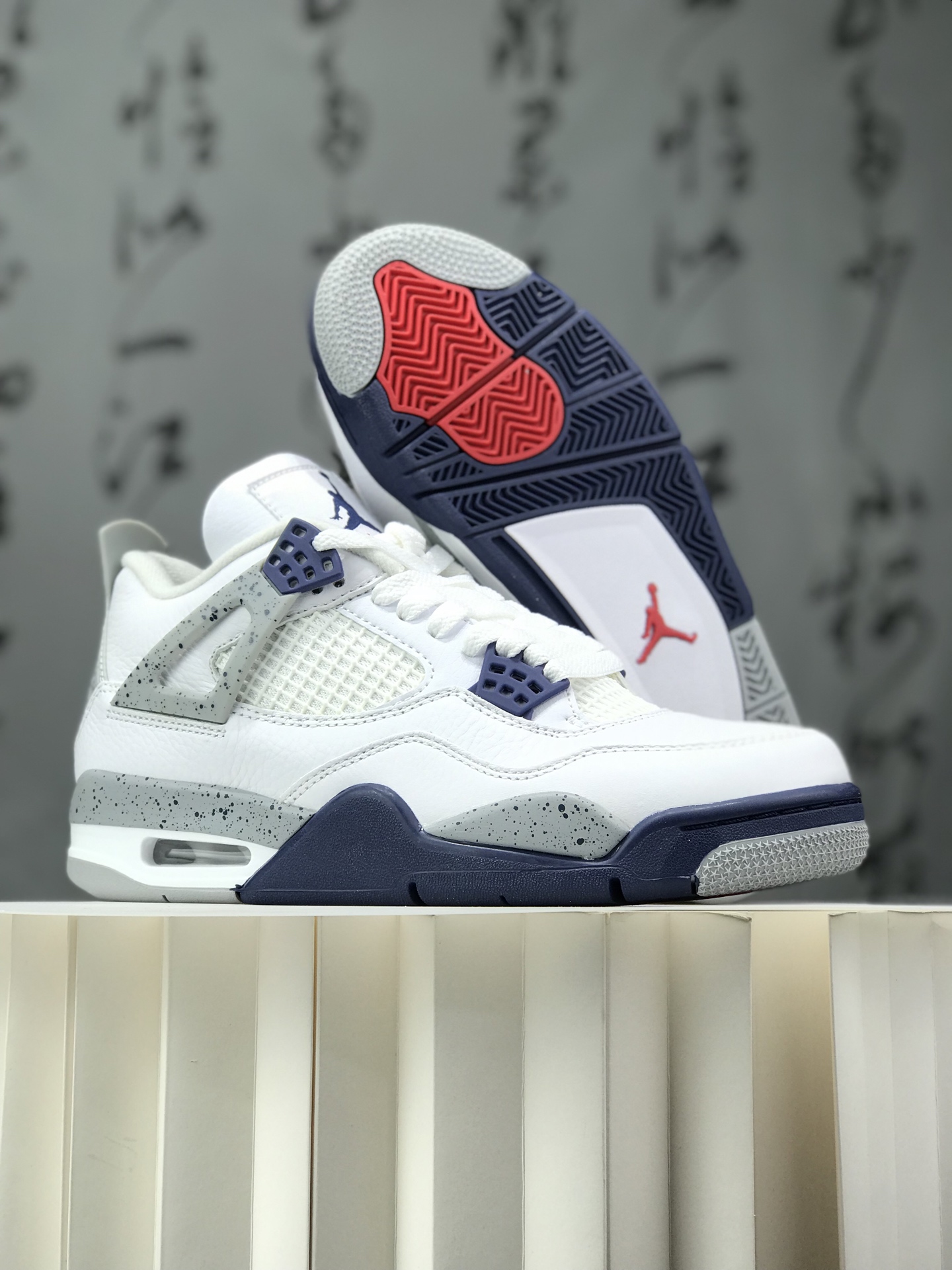 💰220
 Air Jordan AJ4 Retro &rdquo;Military Blue&ldquo; 白蓝 2024 DH6927-140 圈内最强四代 独家外贸特供尺码含  耗时半年巨作 全套原纸板楦头开发 原厂特供皮料加持 确保原汁原味 完美呈现四代版型 一比一鞋头弧度高度鞋身弧度 数据细节工艺流程均保持原鞋一致 原厂TPU网格鞋带扣 正确内里网布 菱角分明不变形无多余毛边 柔软性质感一致于原鞋 市场唯一原厂鞋扣模具 背面可见隐藏注塑口 原厂织唛标 原厂飞人电绣工艺 尾指中部跳三针 独家绑鞋带手法 印刷中底布 四线拉帮 米色美纹纸贴合固定 进口港宝加持 后跟自然饱满 全鞋荧光划线卡点 追求极致完美 每一双都是工艺品 多重QC质检 超越公司货的品控标准 实实在在的免检产品 尺码：40 40.5 41 42 42.5 43 44 44.5 45 45.5 46 47.5 
