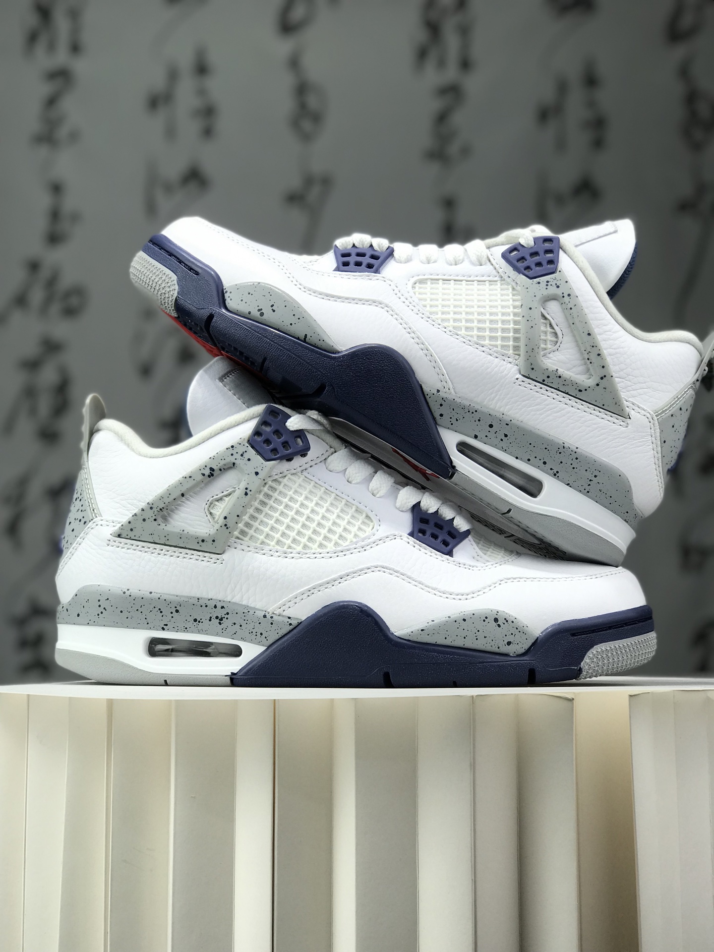 💰220
 Air Jordan AJ4 Retro &rdquo;Military Blue&ldquo; 白蓝 2024 DH6927-140 圈内最强四代 独家外贸特供尺码含  耗时半年巨作 全套原纸板楦头开发 原厂特供皮料加持 确保原汁原味 完美呈现四代版型 一比一鞋头弧度高度鞋身弧度 数据细节工艺流程均保持原鞋一致 原厂TPU网格鞋带扣 正确内里网布 菱角分明不变形无多余毛边 柔软性质感一致于原鞋 市场唯一原厂鞋扣模具 背面可见隐藏注塑口 原厂织唛标 原厂飞人电绣工艺 尾指中部跳三针 独家绑鞋带手法 印刷中底布 四线拉帮 米色美纹纸贴合固定 进口港宝加持 后跟自然饱满 全鞋荧光划线卡点 追求极致完美 每一双都是工艺品 多重QC质检 超越公司货的品控标准 实实在在的免检产品 尺码：40 40.5 41 42 42.5 43 44 44.5 45 45.5 46 47.5 