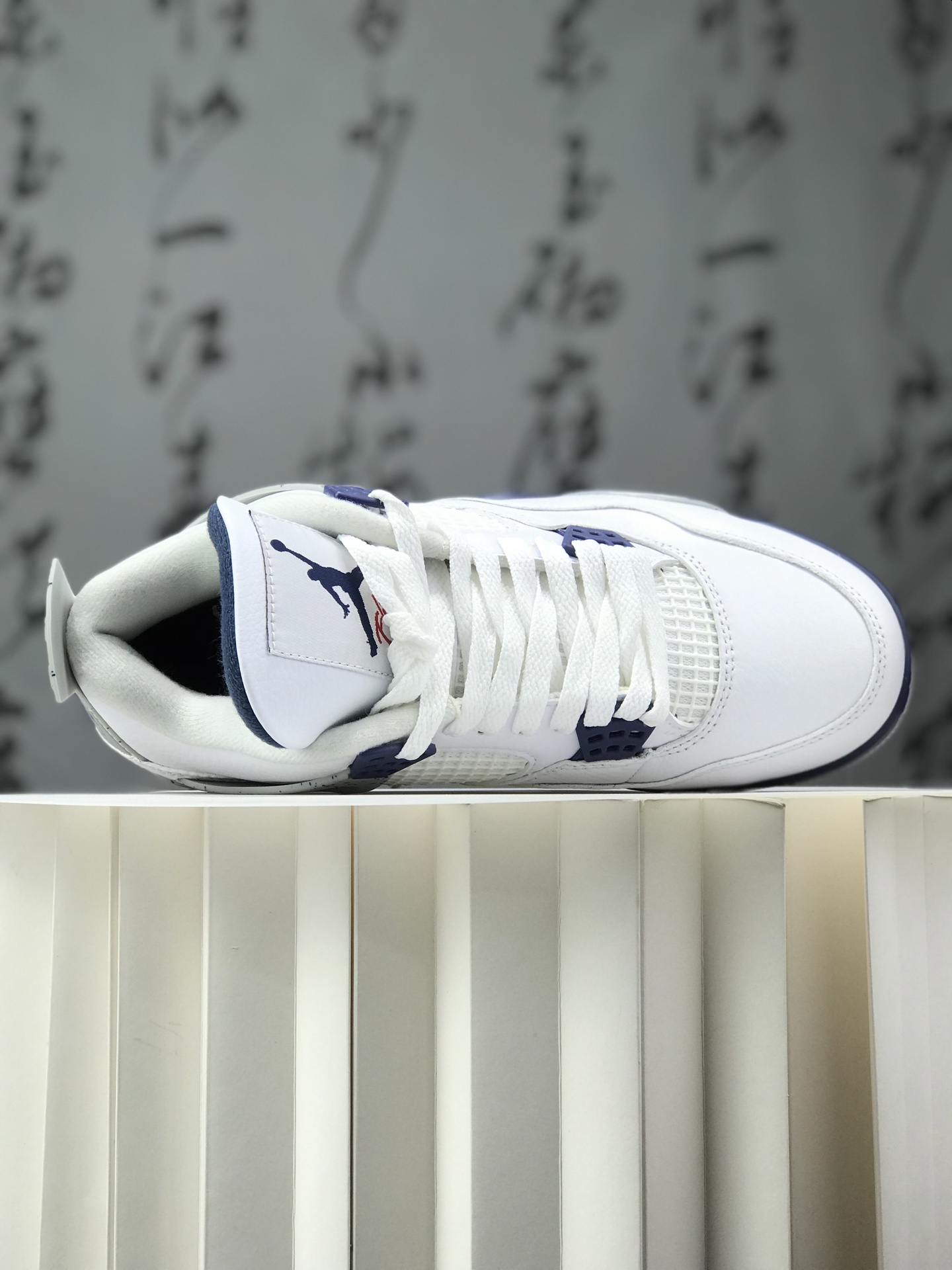 💰220
 Air Jordan AJ4 Retro &rdquo;Military Blue&ldquo; 白蓝 2024 DH6927-140 圈内最强四代 独家外贸特供尺码含  耗时半年巨作 全套原纸板楦头开发 原厂特供皮料加持 确保原汁原味 完美呈现四代版型 一比一鞋头弧度高度鞋身弧度 数据细节工艺流程均保持原鞋一致 原厂TPU网格鞋带扣 正确内里网布 菱角分明不变形无多余毛边 柔软性质感一致于原鞋 市场唯一原厂鞋扣模具 背面可见隐藏注塑口 原厂织唛标 原厂飞人电绣工艺 尾指中部跳三针 独家绑鞋带手法 印刷中底布 四线拉帮 米色美纹纸贴合固定 进口港宝加持 后跟自然饱满 全鞋荧光划线卡点 追求极致完美 每一双都是工艺品 多重QC质检 超越公司货的品控标准 实实在在的免检产品 尺码：40 40.5 41 42 42.5 43 44 44.5 45 45.5 46 47.5 