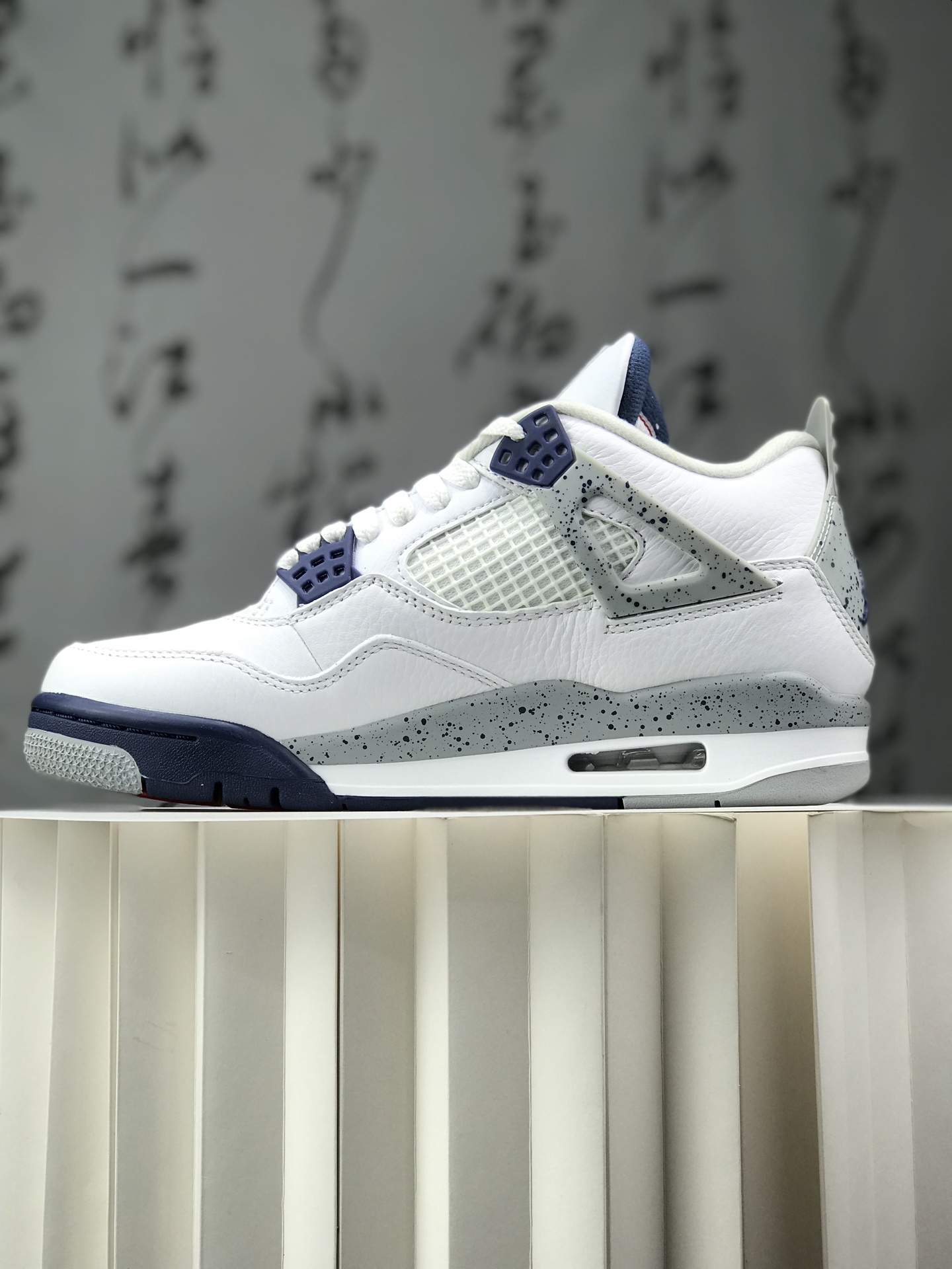 💰220
 Air Jordan AJ4 Retro &rdquo;Military Blue&ldquo; 白蓝 2024 DH6927-140 圈内最强四代 独家外贸特供尺码含  耗时半年巨作 全套原纸板楦头开发 原厂特供皮料加持 确保原汁原味 完美呈现四代版型 一比一鞋头弧度高度鞋身弧度 数据细节工艺流程均保持原鞋一致 原厂TPU网格鞋带扣 正确内里网布 菱角分明不变形无多余毛边 柔软性质感一致于原鞋 市场唯一原厂鞋扣模具 背面可见隐藏注塑口 原厂织唛标 原厂飞人电绣工艺 尾指中部跳三针 独家绑鞋带手法 印刷中底布 四线拉帮 米色美纹纸贴合固定 进口港宝加持 后跟自然饱满 全鞋荧光划线卡点 追求极致完美 每一双都是工艺品 多重QC质检 超越公司货的品控标准 实实在在的免检产品 尺码：40 40.5 41 42 42.5 43 44 44.5 45 45.5 46 47.5 