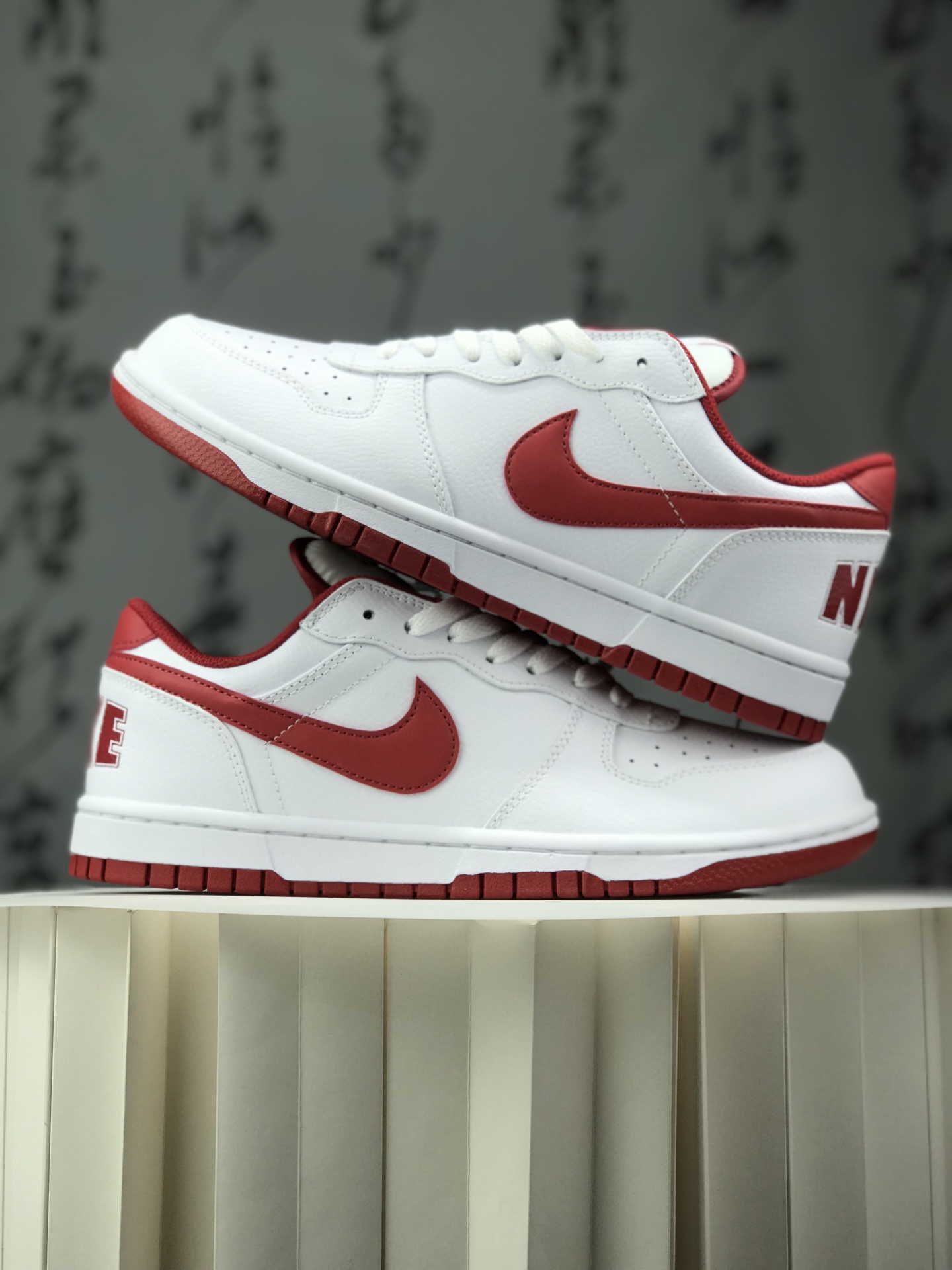 Nike Big Nike Low Lux 大厂纯原品质出货 实拍首发 超高清洁度 皮料切割干净无任何毛边 细节完美 于经典复古风格的休闲板鞋 整体是低饱和度的复古配色 百搭且自带“美式复古感” 鞋后跟的“NIKE”字母标识 也是这一系列的标志性设计 细节感满满 复古氛围狠狠拿捏 全系经典复古永不过时 官方货号:355152 150