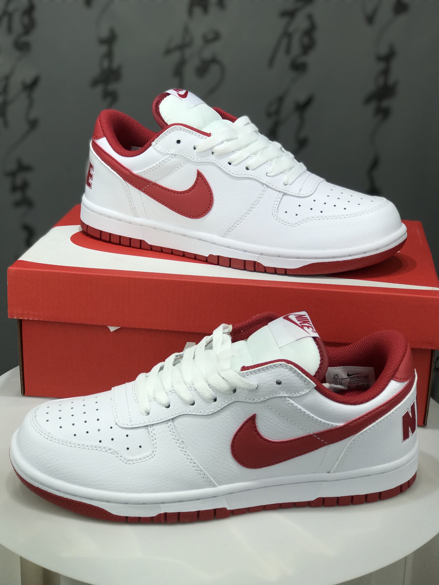 Nike Big Nike Low Lux 大厂纯原品质出货 实拍首发 超高清洁度 皮料切割干净无任何毛边 细节完美 于经典复古风格的休闲板鞋 整体是低饱和度的复古配色 百搭且自带“美式复古感” 鞋后跟的“NIKE”字母标识 也是这一系列的标志性设计 细节感满满 复古氛围狠狠拿捏 全系经典复古永不过时 官方货号:355152 150