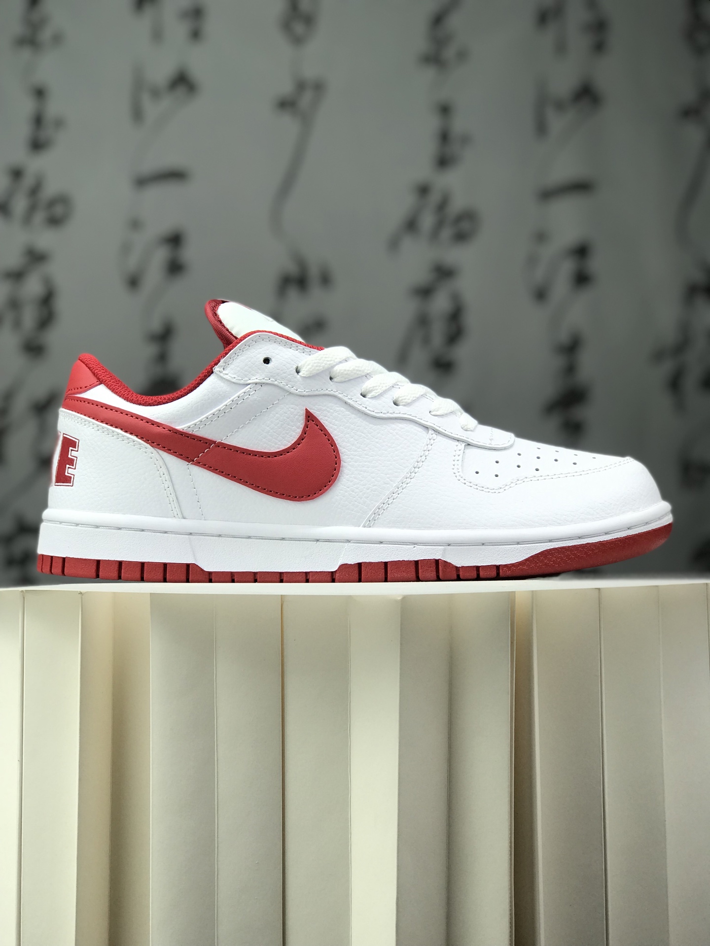 Nike Big Nike Low Lux 大厂纯原品质出货 实拍首发 超高清洁度 皮料切割干净无任何毛边 细节完美 于经典复古风格的休闲板鞋 整体是低饱和度的复古配色 百搭且自带“美式复古感” 鞋后跟的“NIKE”字母标识 也是这一系列的标志性设计 细节感满满 复古氛围狠狠拿捏 全系经典复古永不过时 官方货号:355152 150