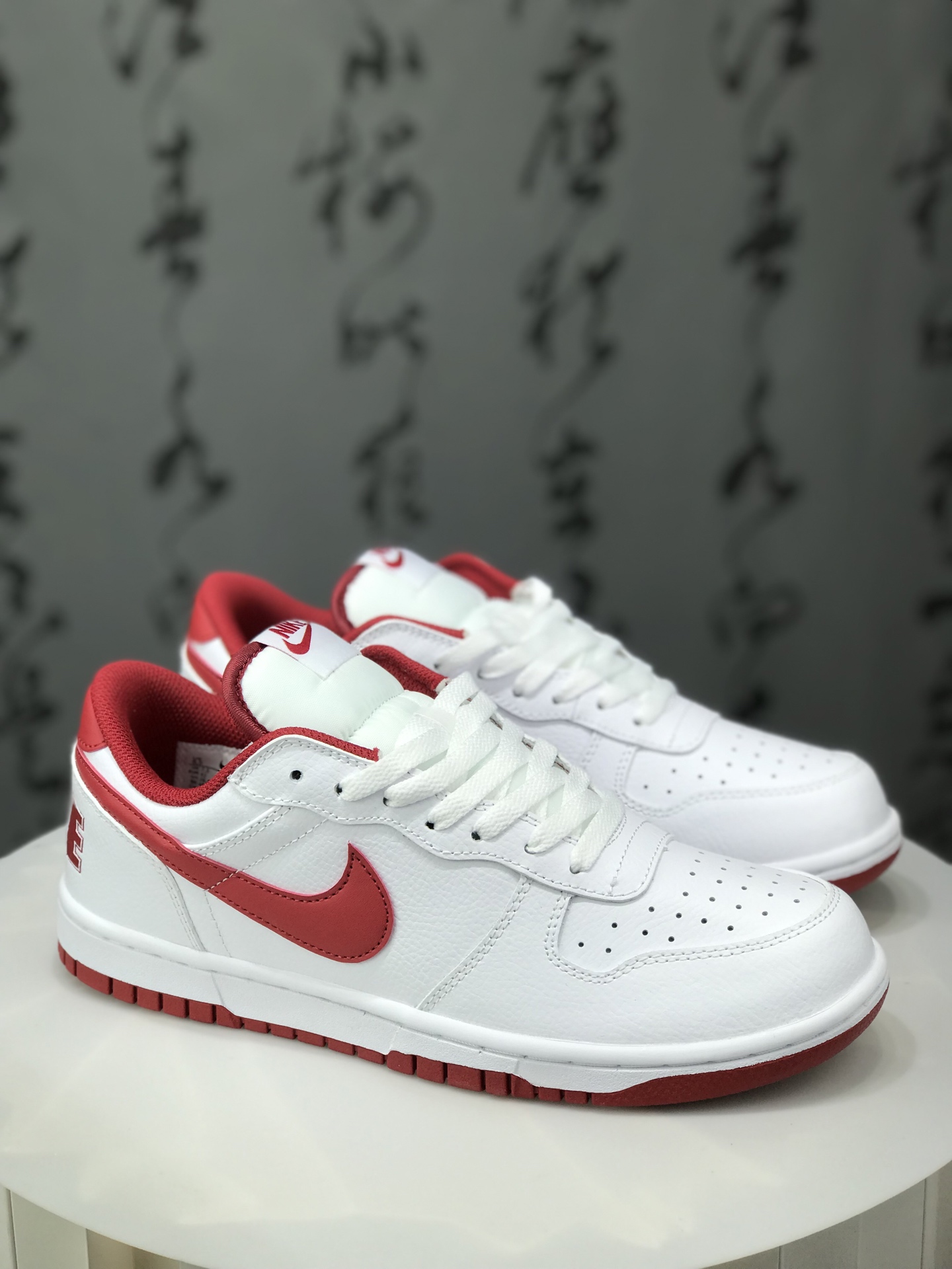 Nike Big Nike Low Lux 大厂纯原品质出货 实拍首发 超高清洁度 皮料切割干净无任何毛边 细节完美 于经典复古风格的休闲板鞋 整体是低饱和度的复古配色 百搭且自带“美式复古感” 鞋后跟的“NIKE”字母标识 也是这一系列的标志性设计 细节感满满 复古氛围狠狠拿捏 全系经典复古永不过时 官方货号:355152 150