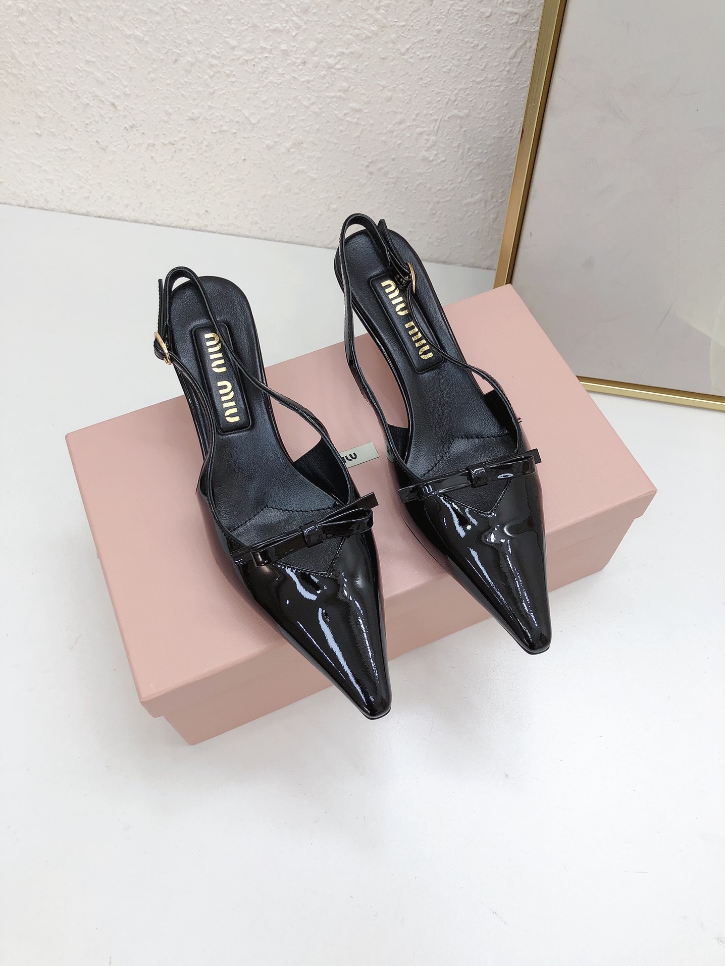 MiuMiu Zapatos Calzado monocapa Albaricoque Negro Rojo Dermis Laca Piel de oveja Colección primavera – verano Vintage