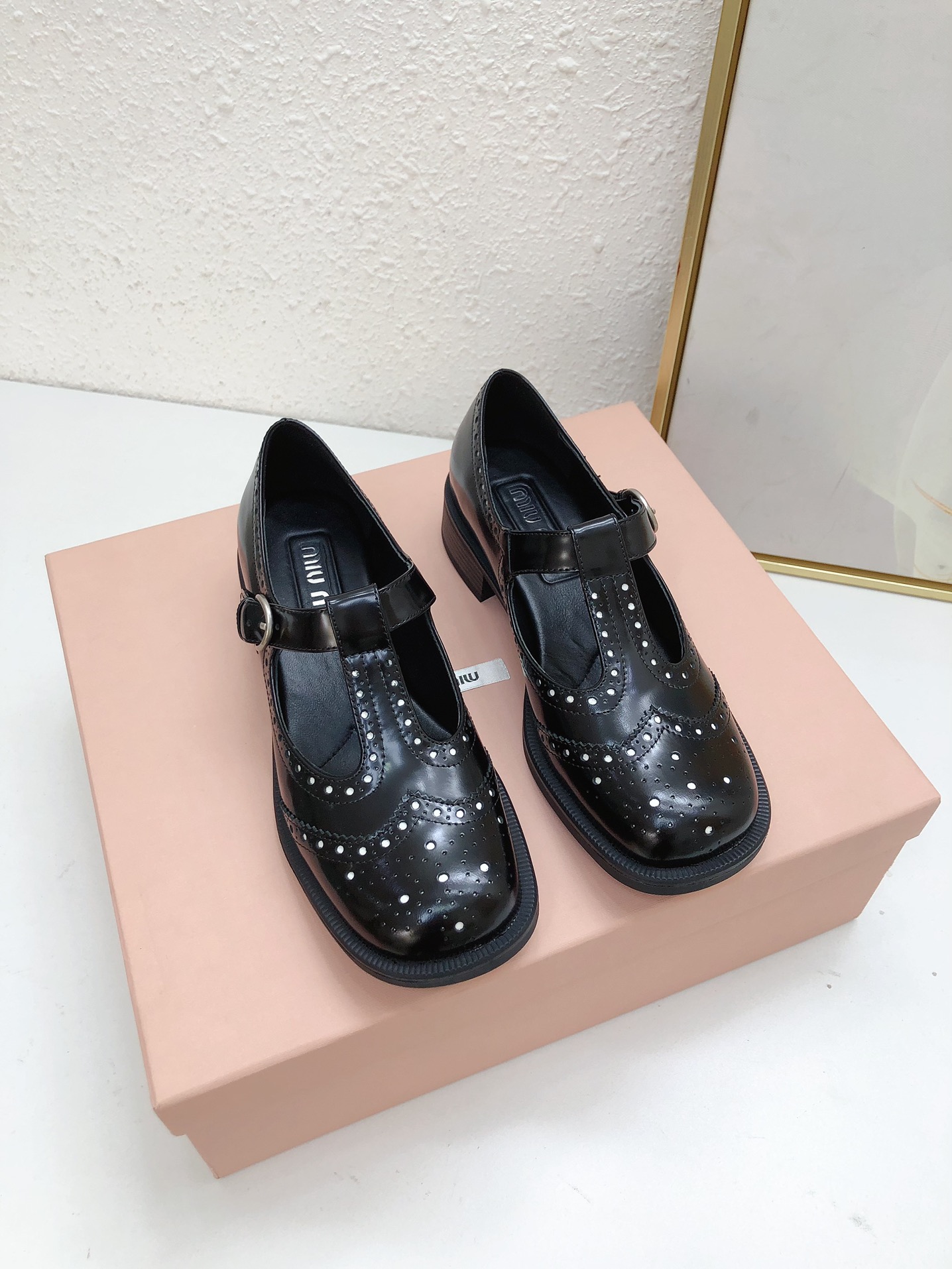 MiuMiu Scarpe Oxford Nero Marrone Bianco Pelle di vitello bovina Cuoio genuino Collezione Autunno/Inverno