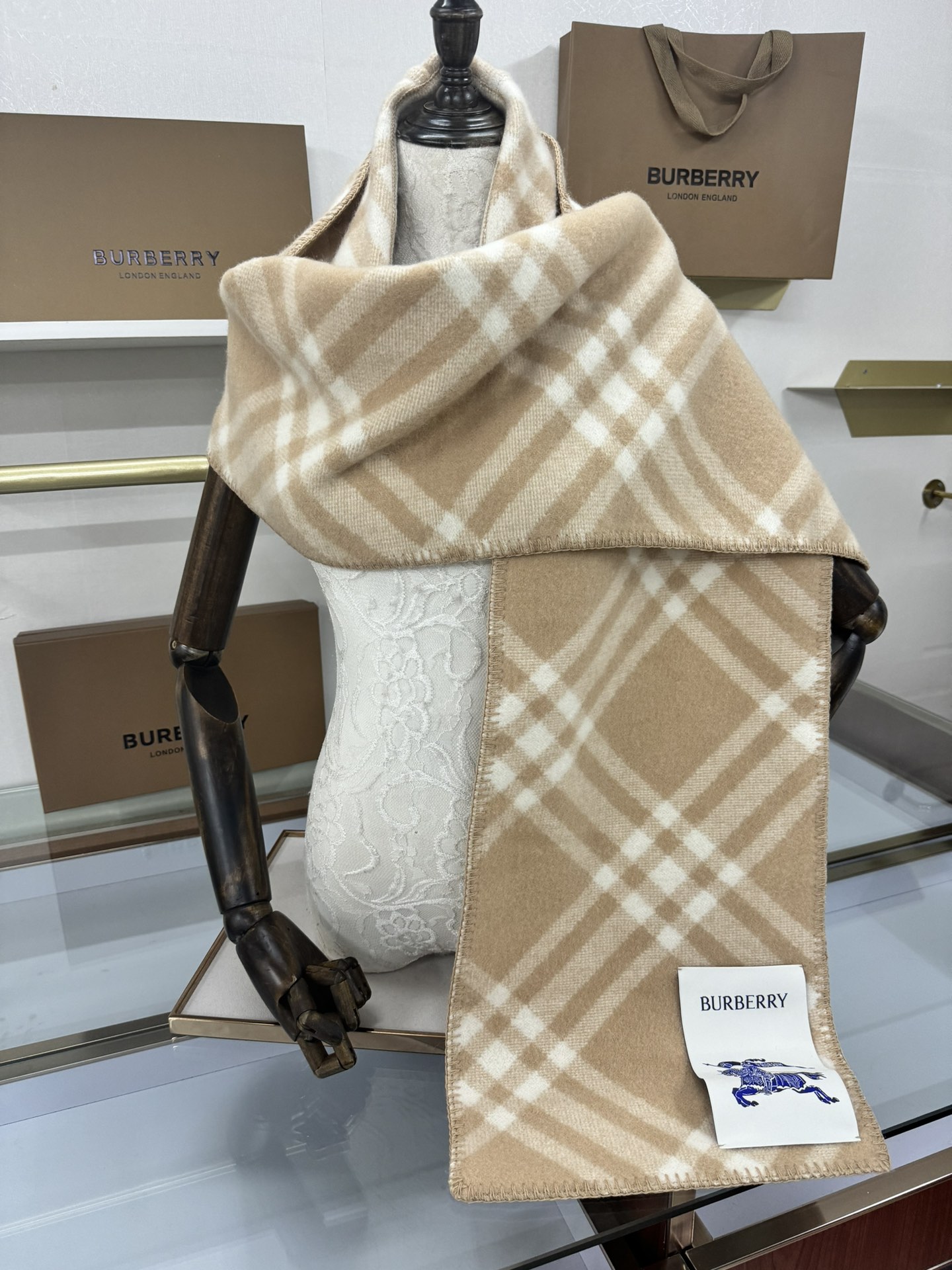 💟✨✨【网红款】Burberry家最新款专属标识连帽小披肩,围巾披肩两用,绝对市面最牛的货,真材实料的东西,这款既可以当 💟✨✨【网红款】Burberry家最新款专属标识连帽小披肩,围巾披肩两用,绝对市面最牛的货,真材实料的东西,这款既可以当