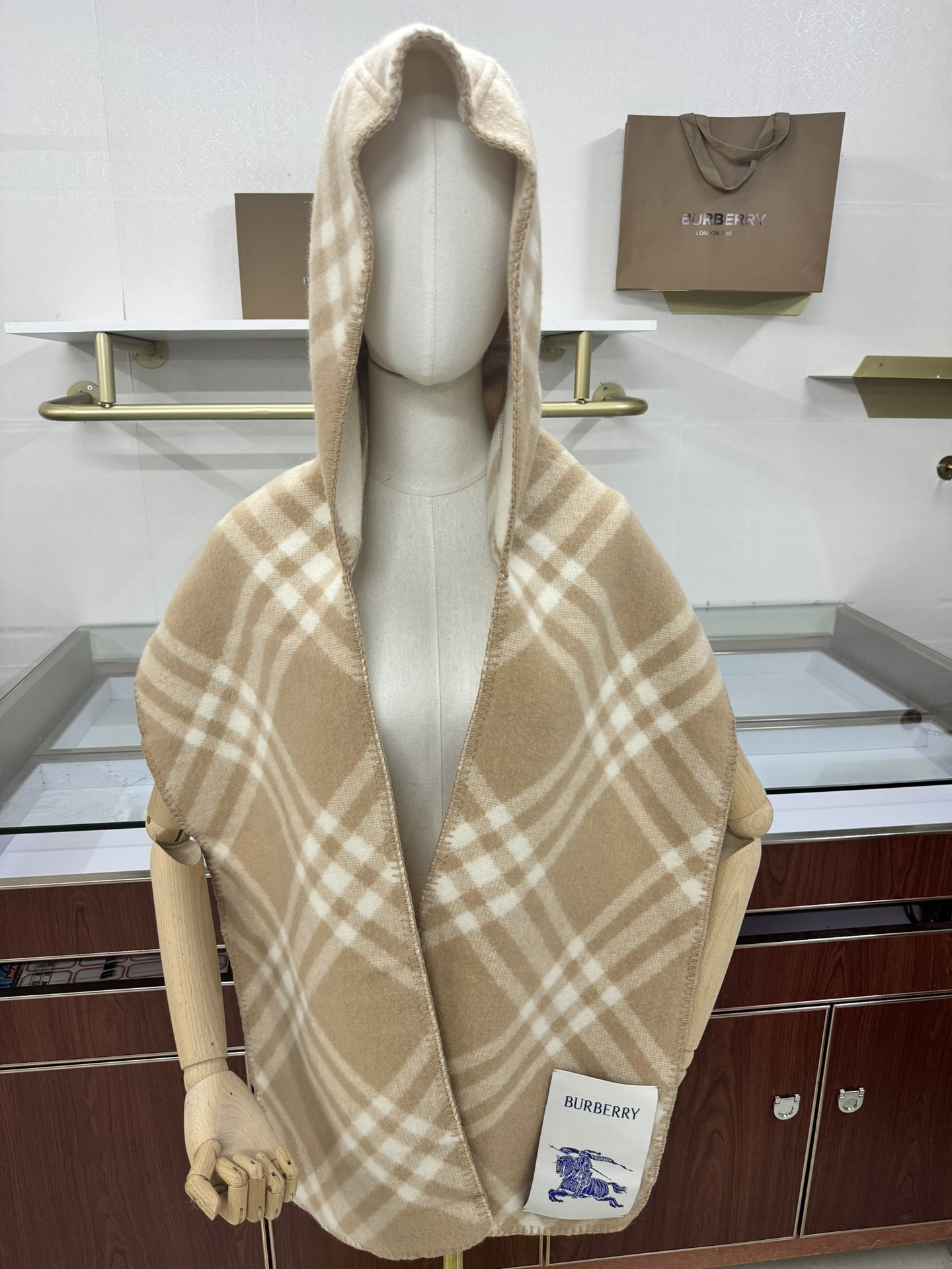 💟✨✨【网红款】Burberry家最新款专属标识连帽小披肩,围巾披肩两用,绝对市面最牛的货,真材实料的东西,这款既可以当 💟✨✨【网红款】Burberry家最新款专属标识连帽小披肩,围巾披肩两用,绝对市面最牛的货,真材实料的东西,这款既可以当