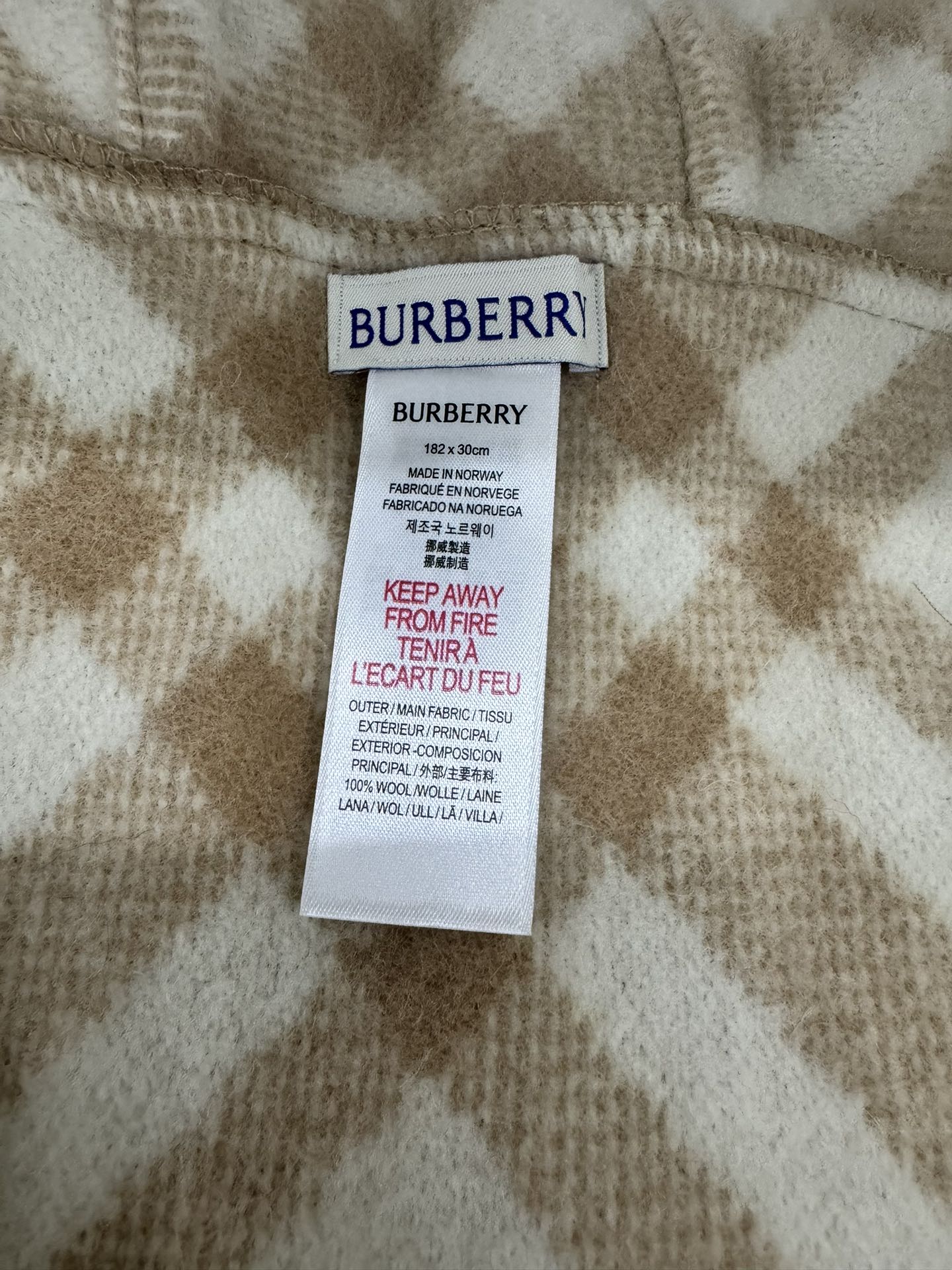 💟✨✨【网红款】Burberry家最新款专属标识连帽小披肩,围巾披肩两用,绝对市面最牛的货,真材实料的东西,这款既可以当 💟✨✨【网红款】Burberry家最新款专属标识连帽小披肩,围巾披肩两用,绝对市面最牛的货,真材实料的东西,这款既可以当