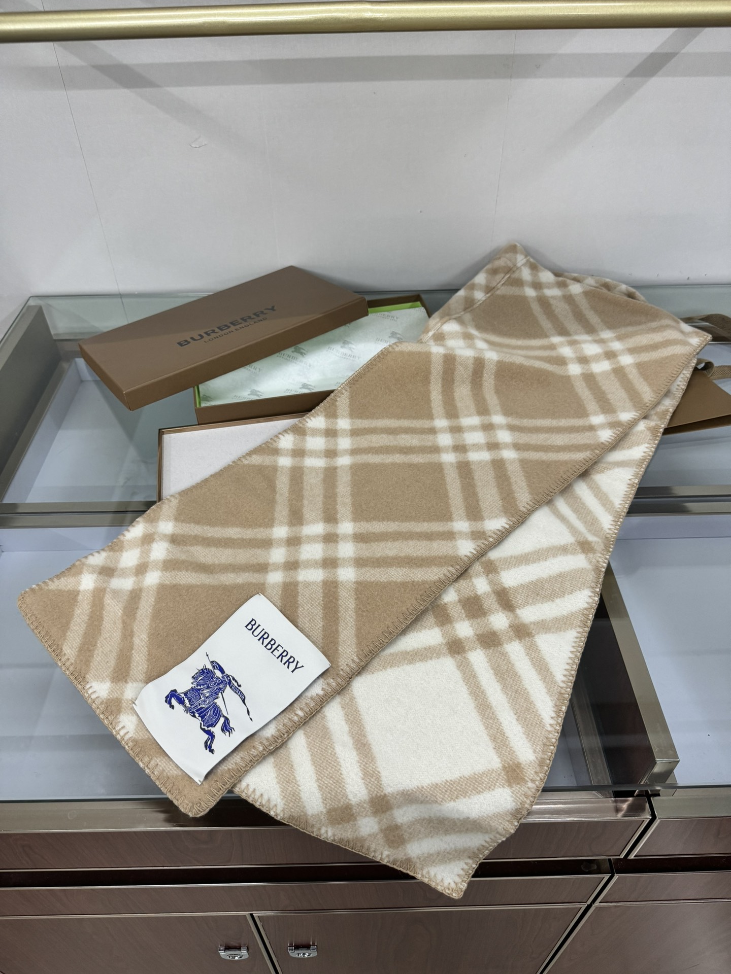 💟✨✨【网红款】Burberry家最新款专属标识连帽小披肩，围巾披肩两用，绝对市面最牛的货，真材实料的东西，这款既可以当