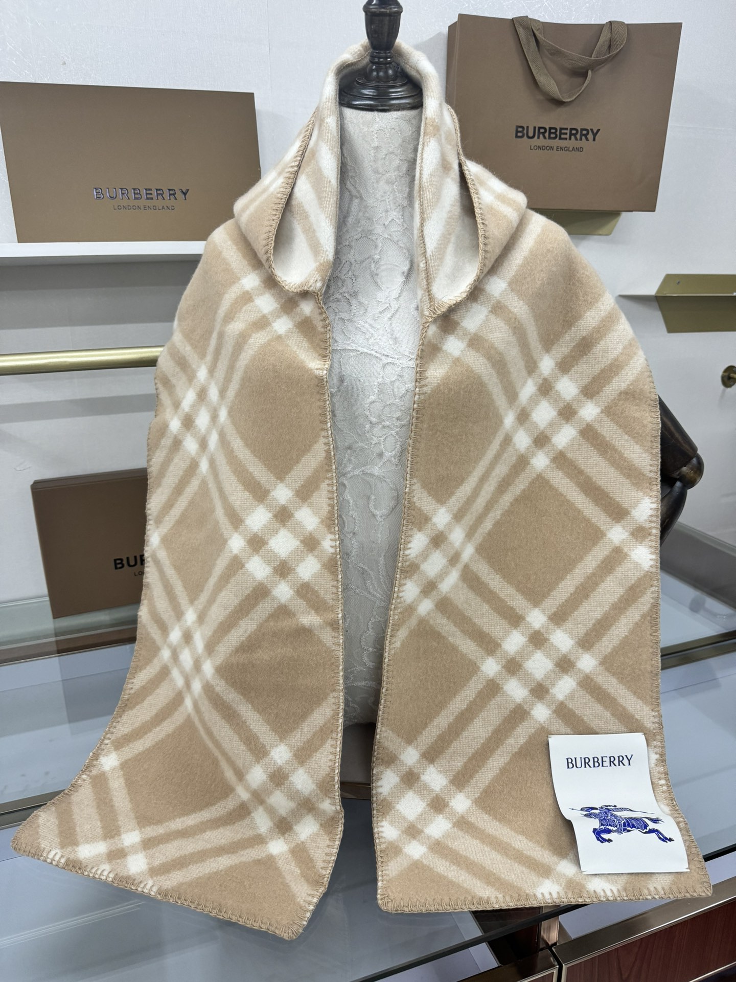 💟✨✨【网红款】Burberry家最新款专属标识连帽小披肩,围巾披肩两用,绝对市面最牛的货,真材实料的东西,这款既可以当 💟✨✨【网红款】Burberry家最新款专属标识连帽小披肩,围巾披肩两用,绝对市面最牛的货,真材实料的东西,这款既可以当