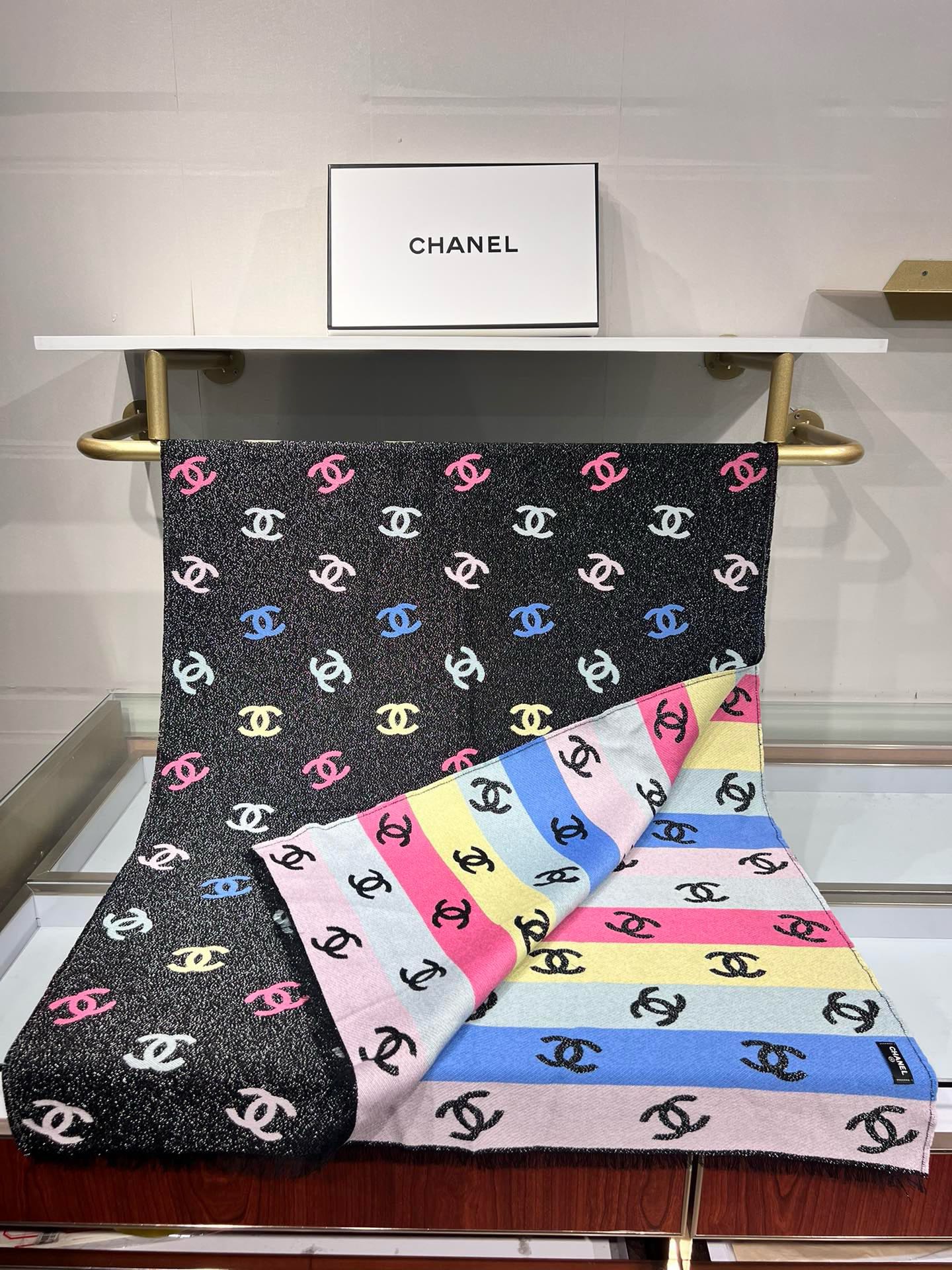 💟小香彩虹围巾，24c 秋冬季新品彩虹亮丝围巾披肩，独家首发，买一条=买两条用，双面可用，黑色一面带有细