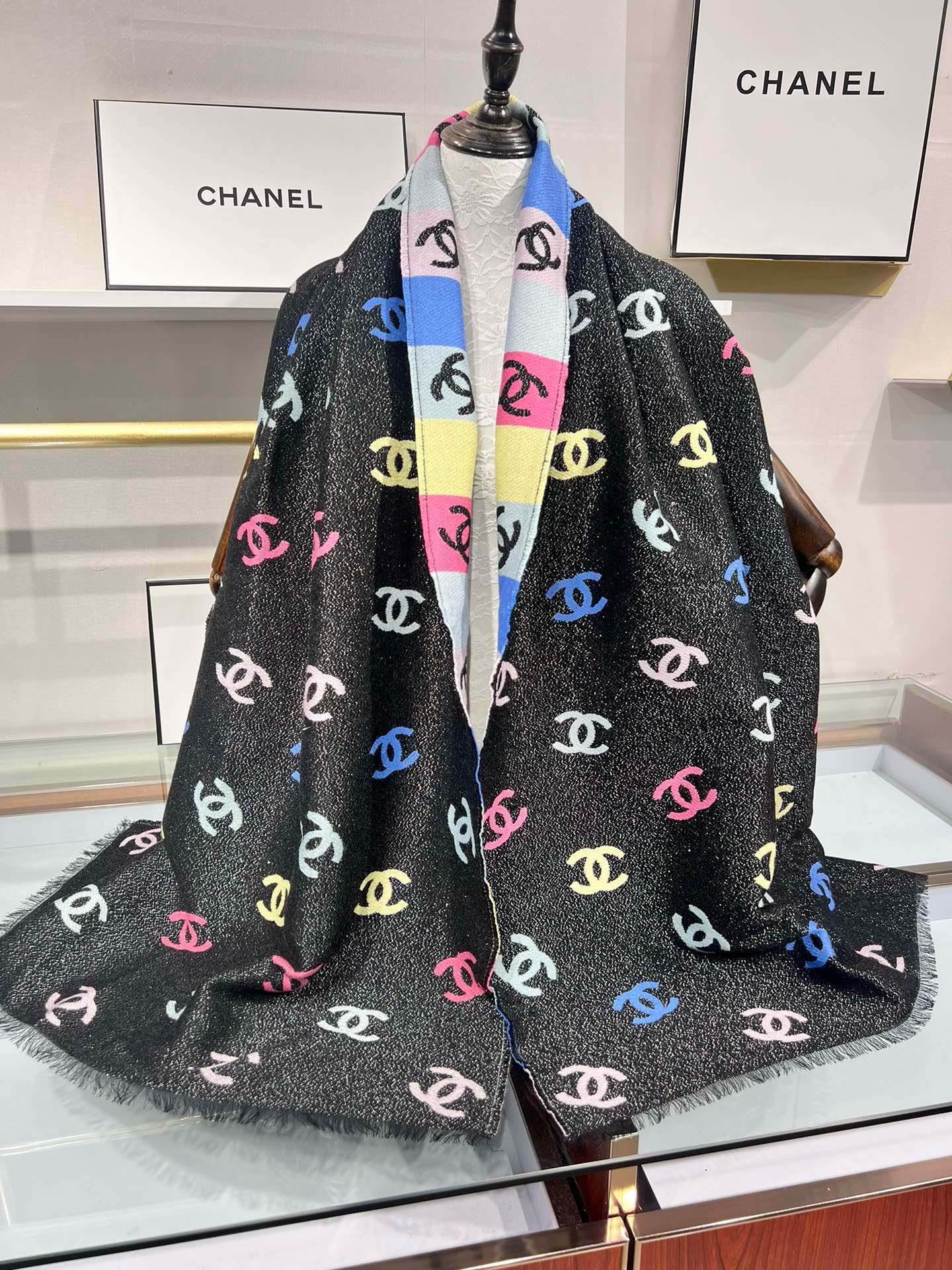 💟小香彩虹围巾，24c 秋冬季新品彩虹亮丝围巾披肩，独家首发，买一条=买两条用，双面可用，黑色一面带有细