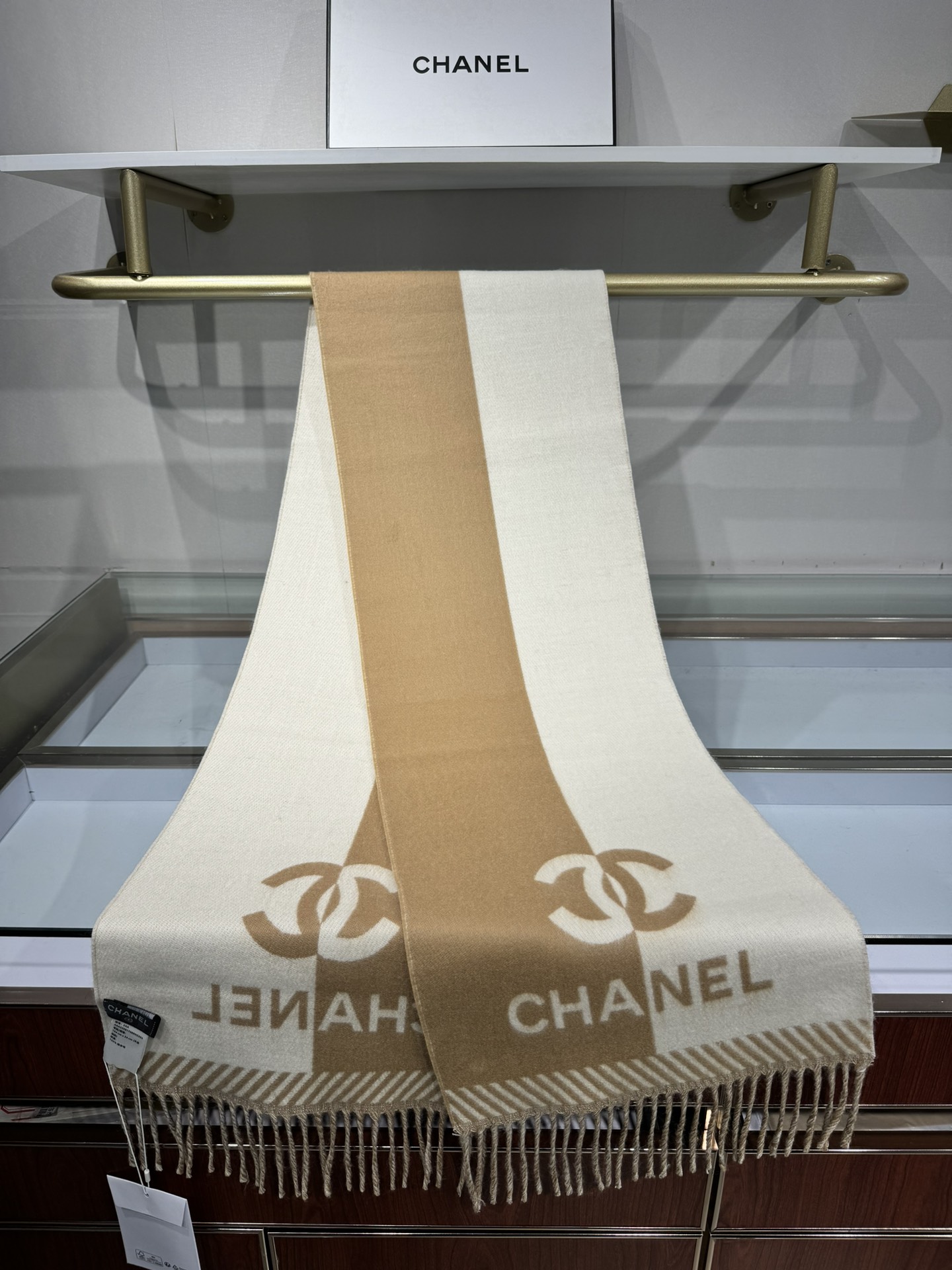 💟2025年秋冬新品 𝐂𝐇𝐀𝐍𝐄𝐋新《双面拼色提花》Size：184x34cm (不含流苏)目测是大爆款