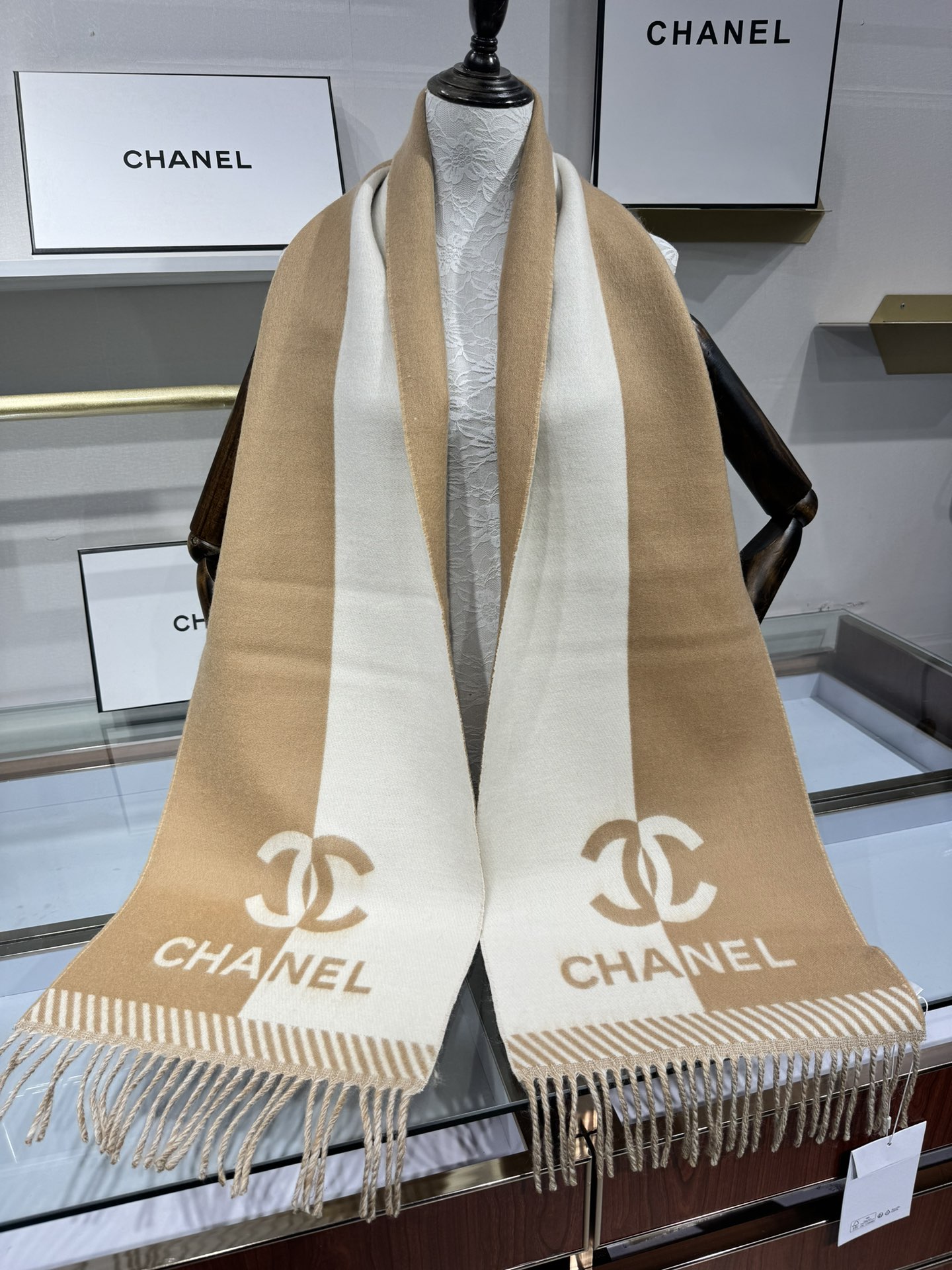 💟2025年秋冬新品 𝐂𝐇𝐀𝐍𝐄𝐋新《双面拼色提花》Size：184x34cm (不含流苏)目测是大爆款