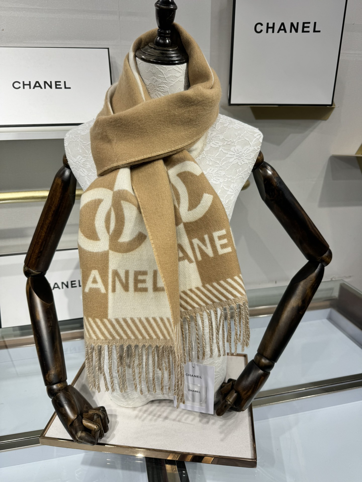 💟2025年秋冬新品 𝐂𝐇𝐀𝐍𝐄𝐋新《双面拼色提花》Size：184x34cm (不含流苏)目测是大爆款