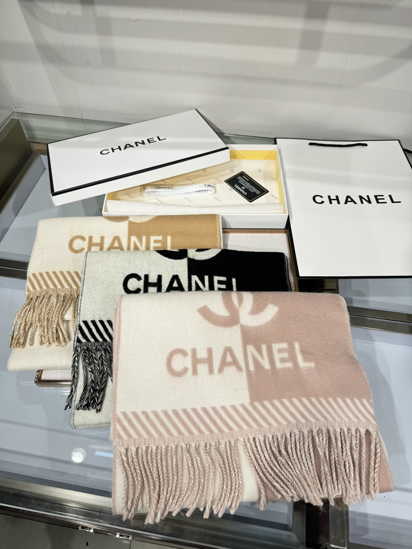 💟2025年秋冬新品 𝐂𝐇𝐀𝐍𝐄𝐋新《双面拼色提花》Size：184x34cm (不含流苏)目测是大爆款