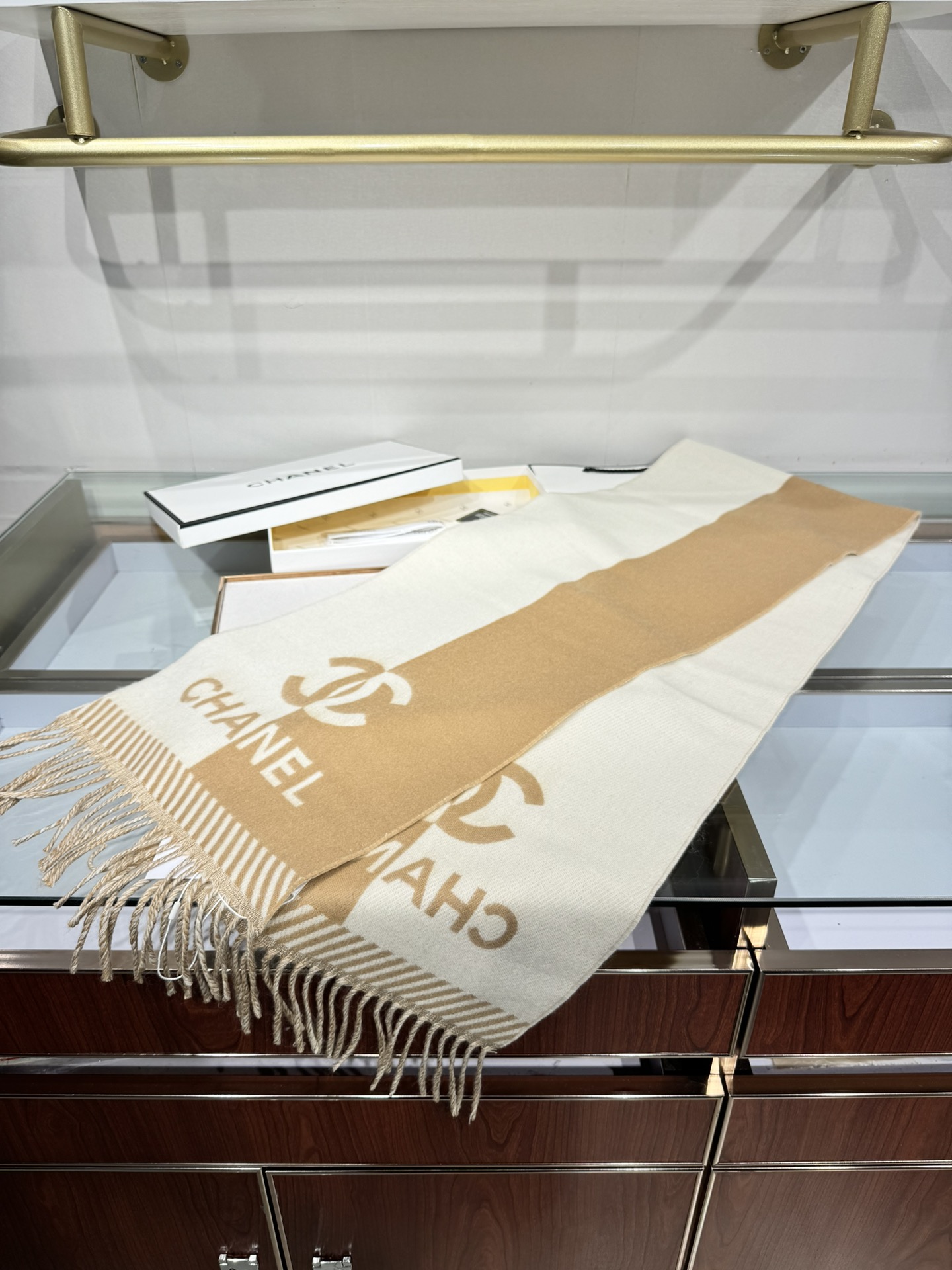 💟2025年秋冬新品 𝐂𝐇𝐀𝐍𝐄𝐋新《双面拼色提花》Size：184x34cm (不含流苏)目测是大爆款