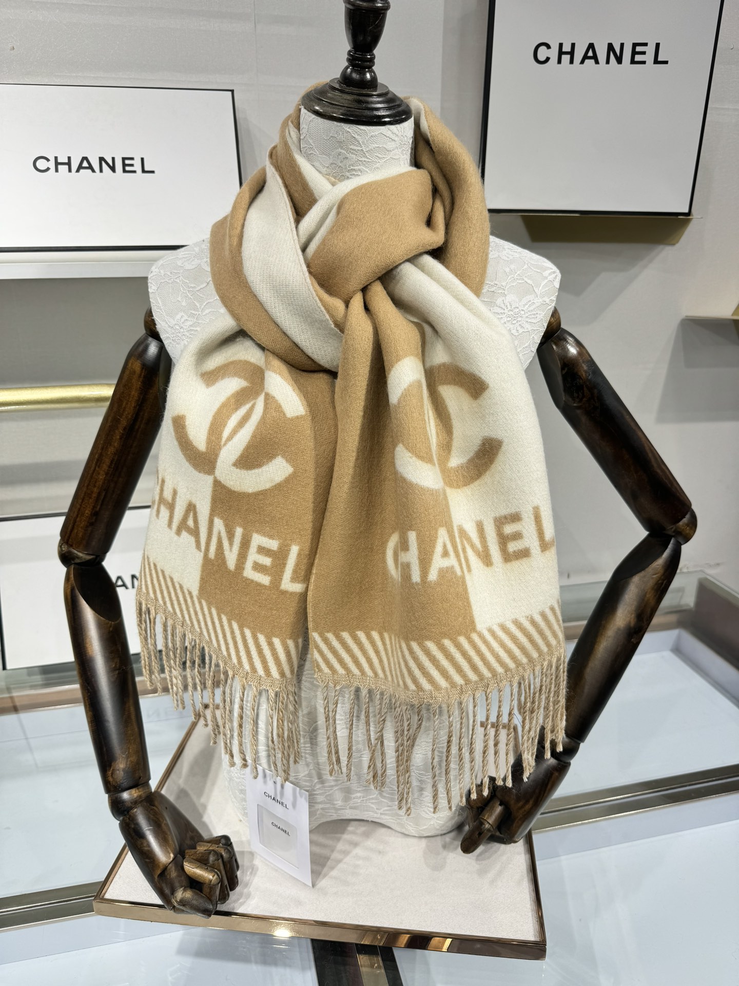 💟2025年秋冬新品 𝐂𝐇𝐀𝐍𝐄𝐋新《双面拼色提花》Size：184x34cm (不含流苏)目测是大爆款