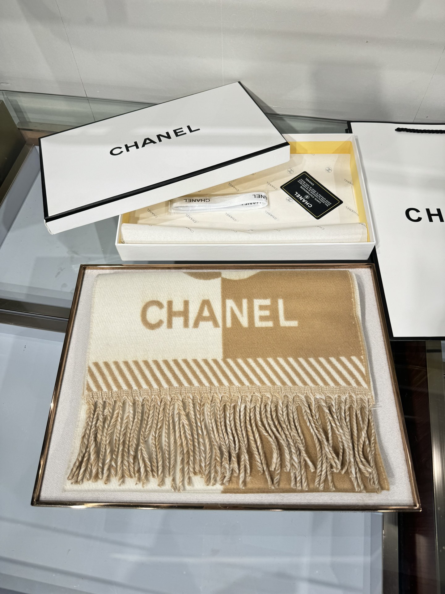 💟2025年秋冬新品 𝐂𝐇𝐀𝐍𝐄𝐋新《双面拼色提花》Size：184x34cm (不含流苏)目测是大爆款