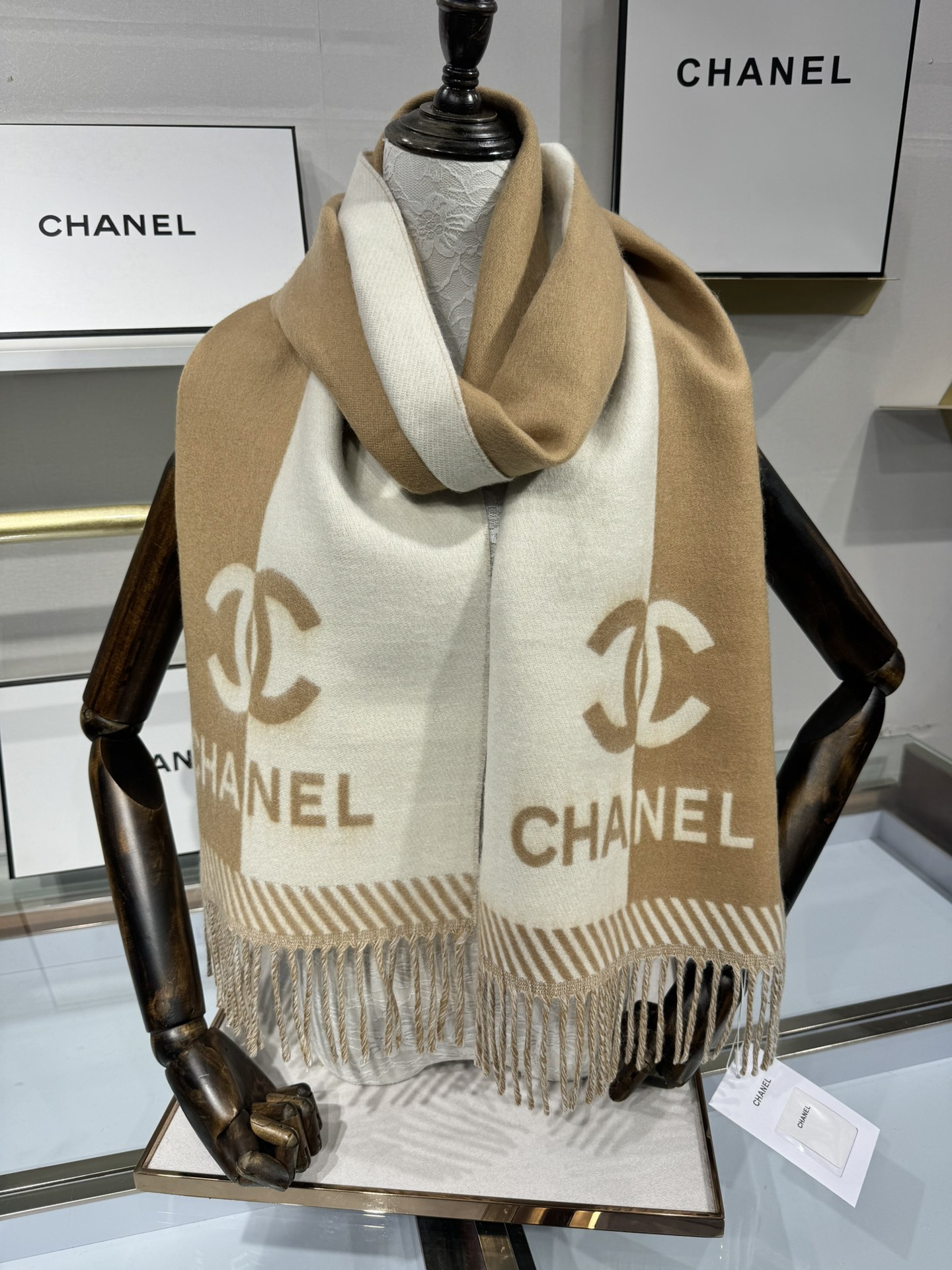 💟2025年秋冬新品 𝐂𝐇𝐀𝐍𝐄𝐋新《双面拼色提花》Size：184x34cm (不含流苏)目测是大爆款