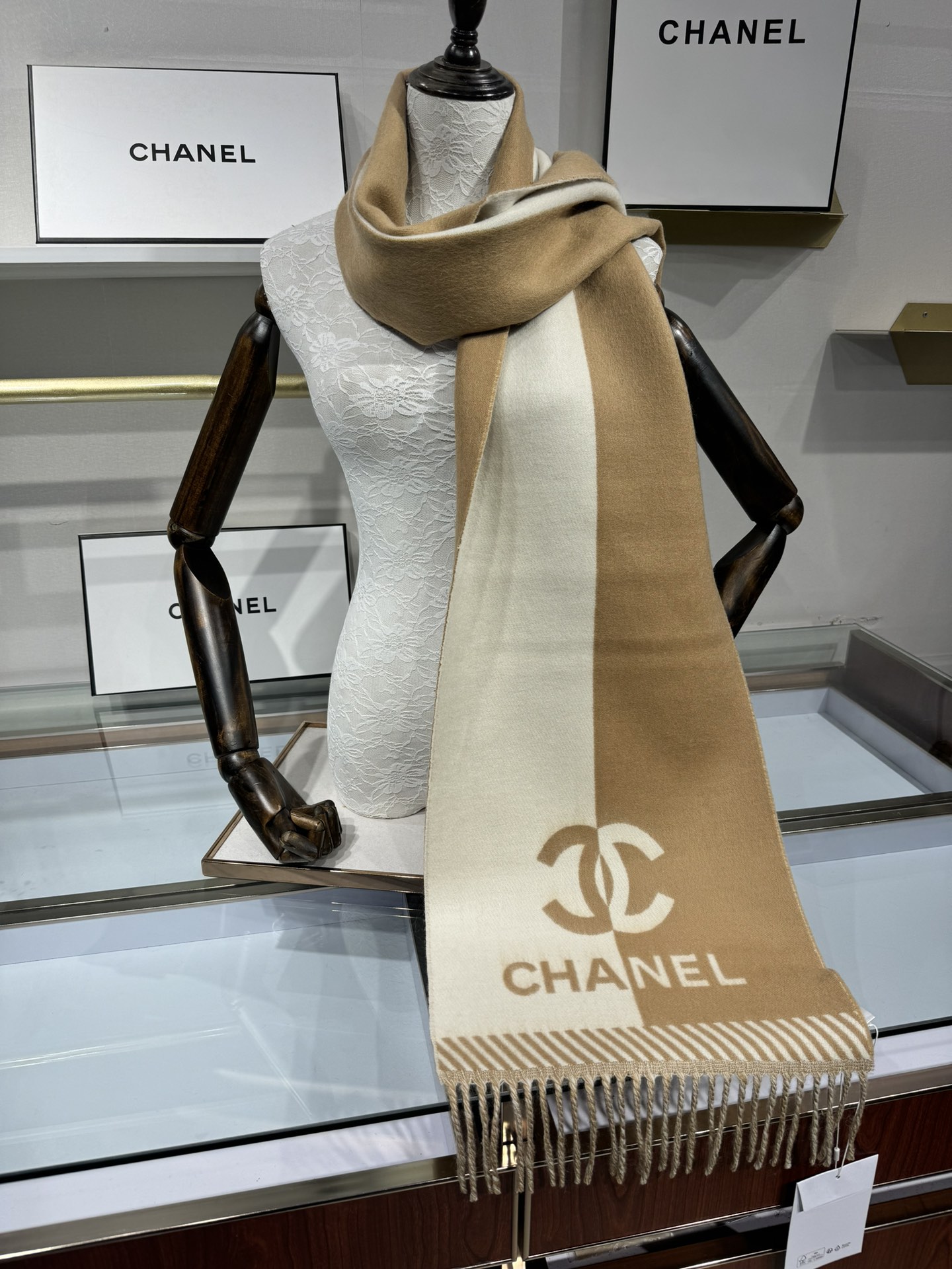 💟2025年秋冬新品 𝐂𝐇𝐀𝐍𝐄𝐋新《双面拼色提花》Size：184x34cm (不含流苏)目测是大爆款