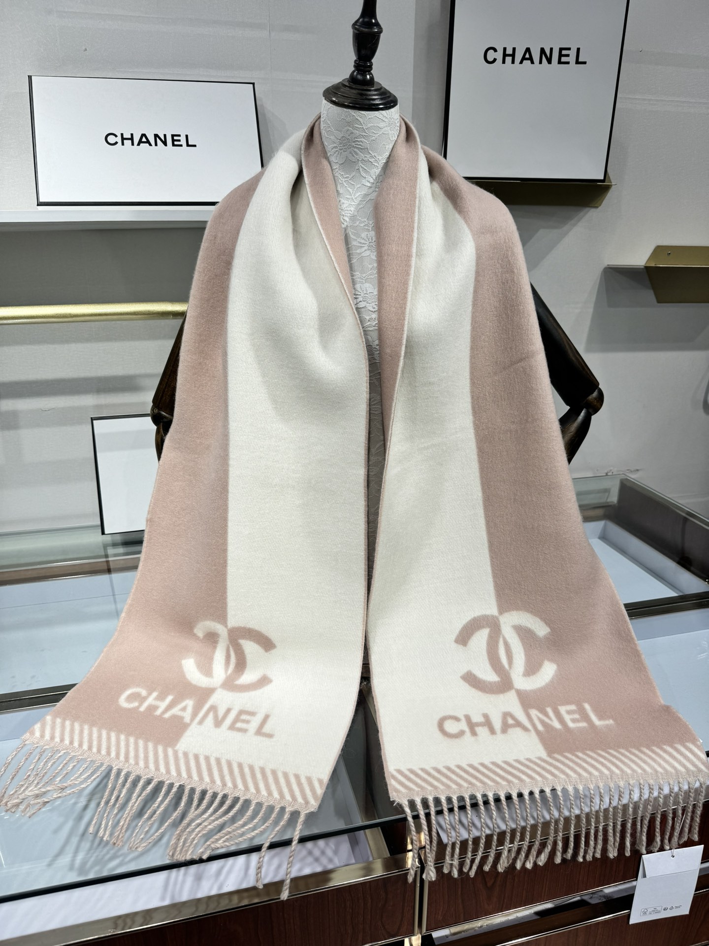 💟2025年秋冬新品 𝐂𝐇𝐀𝐍𝐄𝐋新《双面拼色提花》Size：184x34cm (不含流苏)目测是大爆款