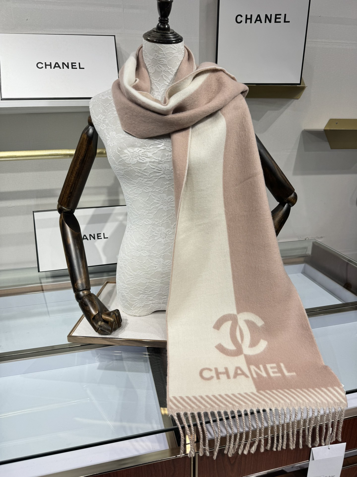 💟2025年秋冬新品 𝐂𝐇𝐀𝐍𝐄𝐋新《双面拼色提花》Size：184x34cm (不含流苏)目测是大爆款