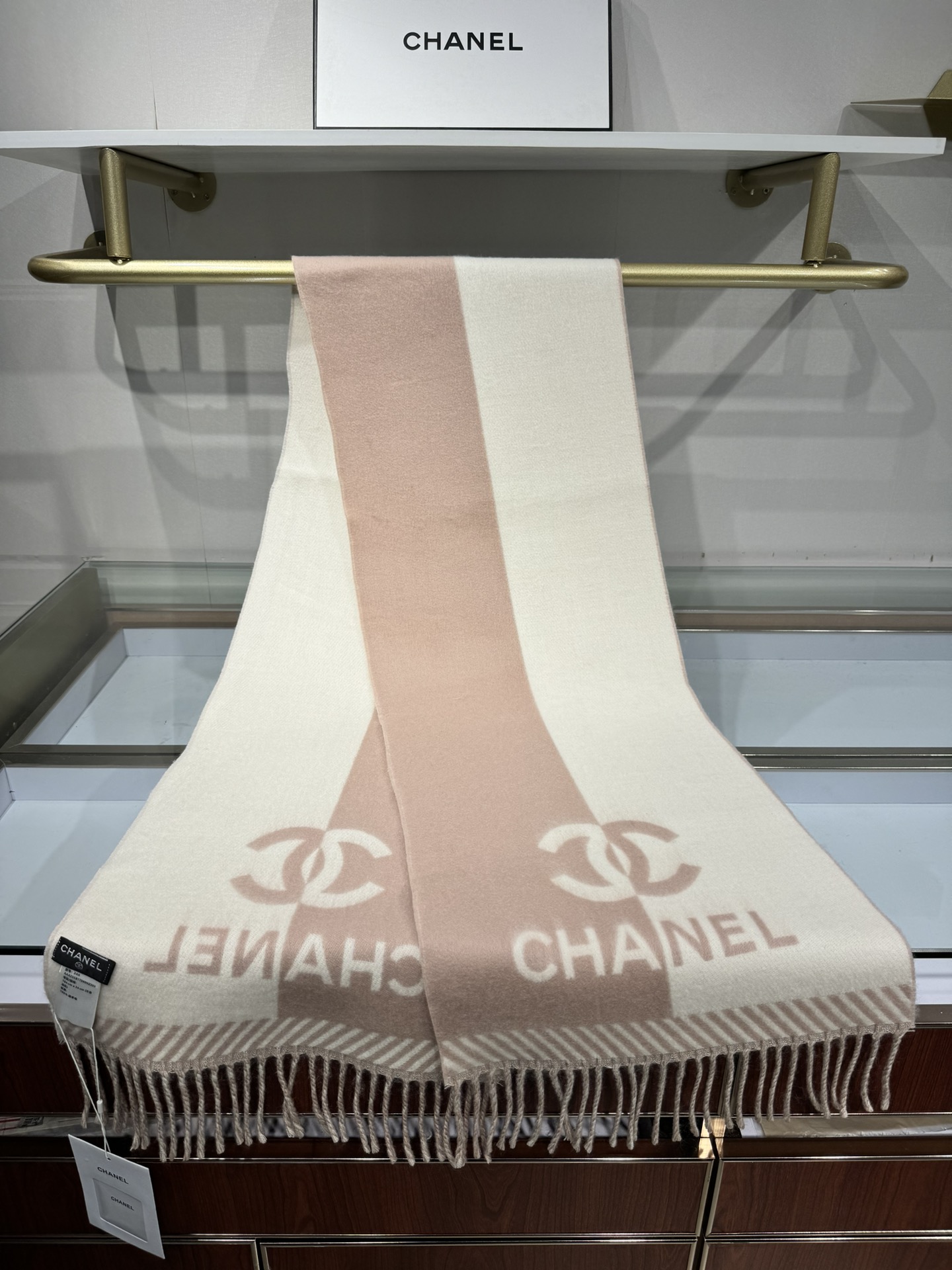 💟2025年秋冬新品 𝐂𝐇𝐀𝐍𝐄𝐋新《双面拼色提花》Size：184x34cm (不含流苏)目测是大爆款