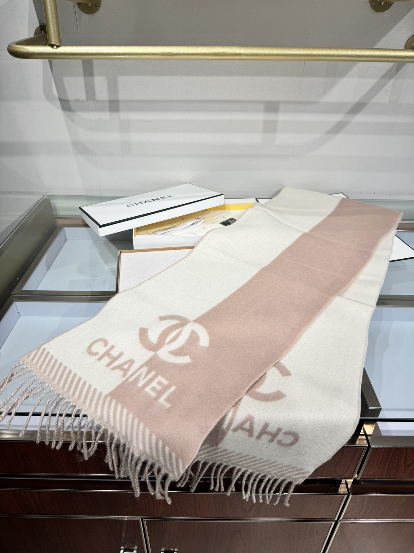 💟2025年秋冬新品 𝐂𝐇𝐀𝐍𝐄𝐋新《双面拼色提花》Size：184x34cm (不含流苏)目测是大爆款