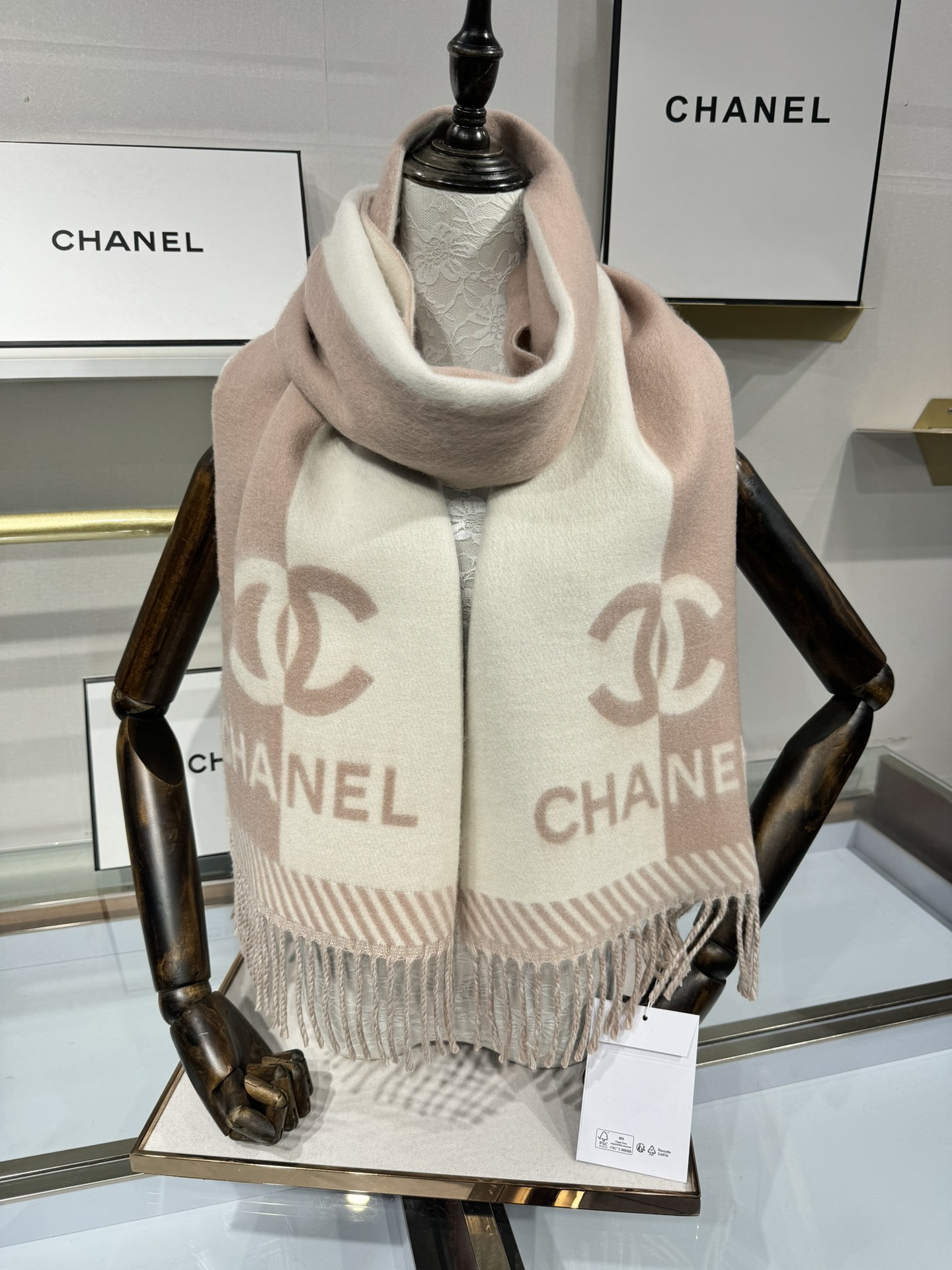 💟2025年秋冬新品 𝐂𝐇𝐀𝐍𝐄𝐋新《双面拼色提花》Size：184x34cm (不含流苏)目测是大爆款