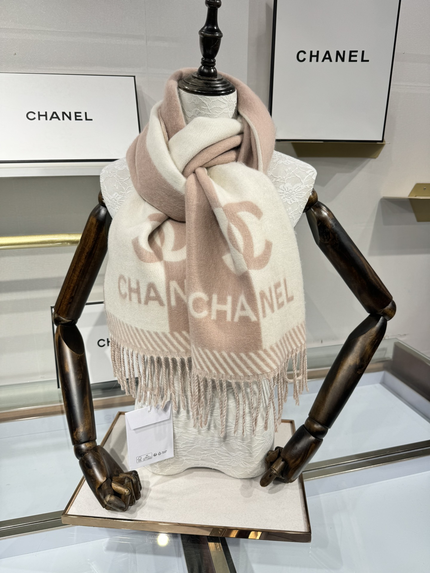 💟2025年秋冬新品 𝐂𝐇𝐀𝐍𝐄𝐋新《双面拼色提花》Size：184x34cm (不含流苏)目测是大爆款