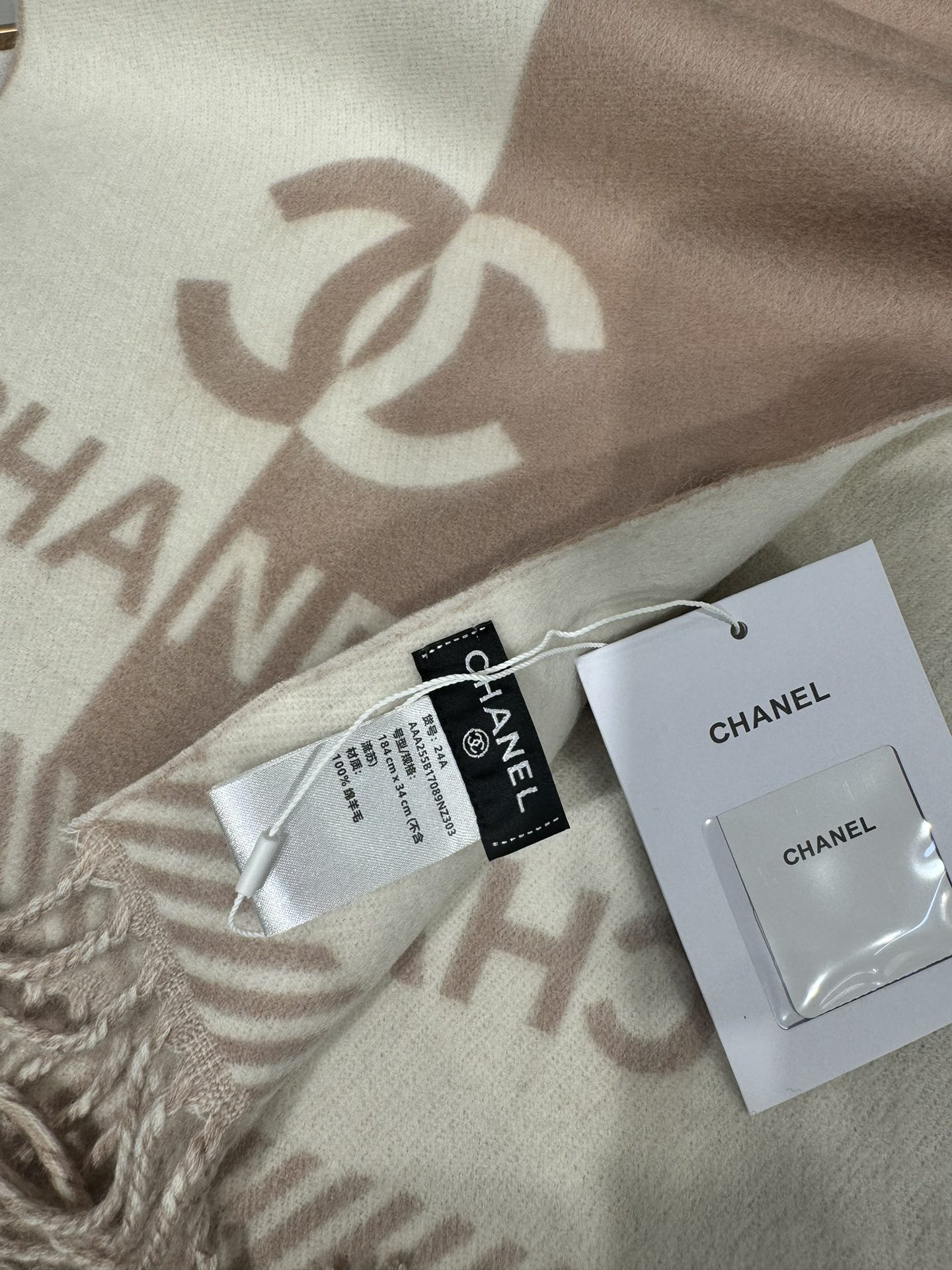 💟2025年秋冬新品 𝐂𝐇𝐀𝐍𝐄𝐋新《双面拼色提花》Size：184x34cm (不含流苏)目测是大爆款