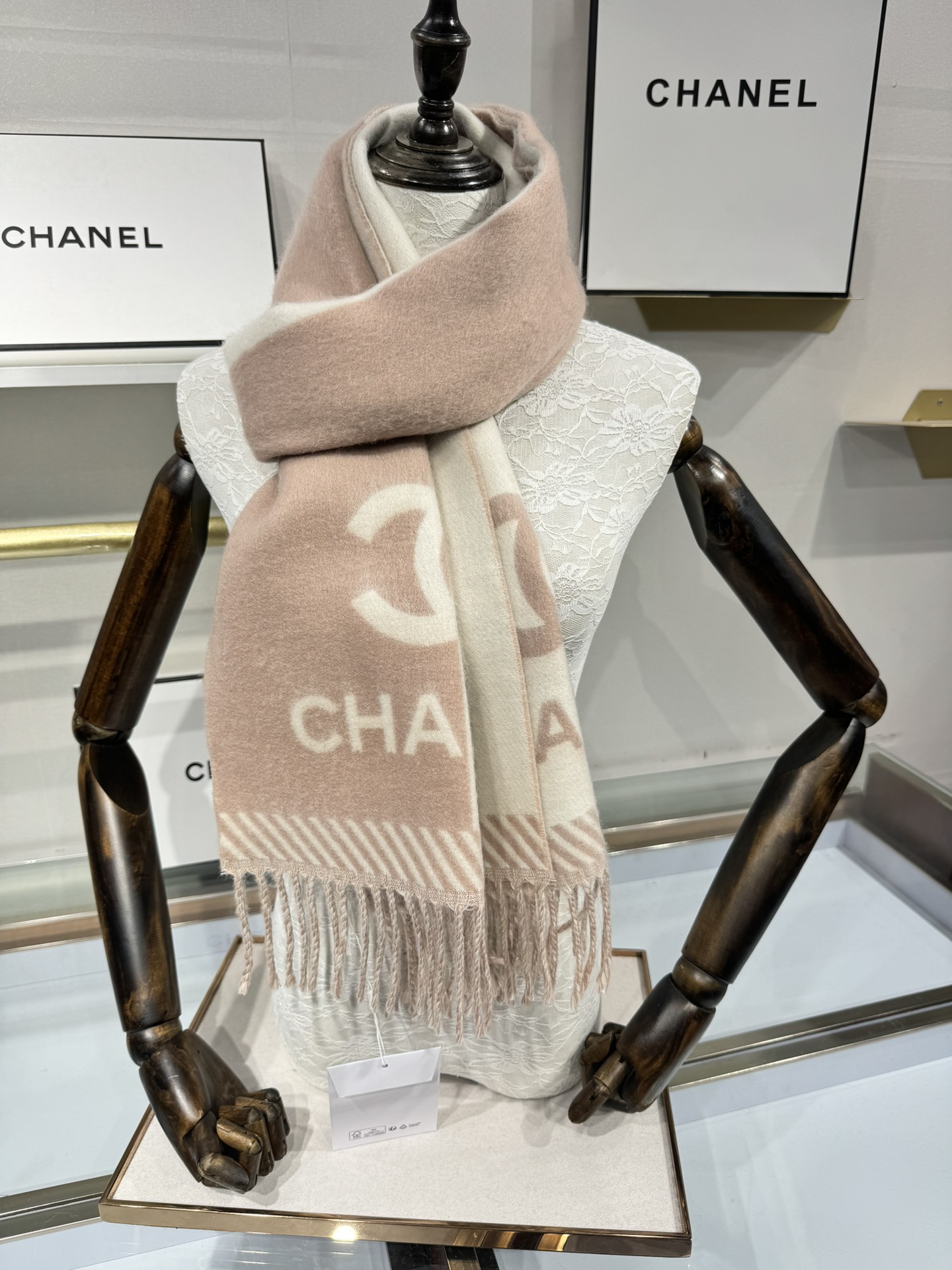 💟2025年秋冬新品 𝐂𝐇𝐀𝐍𝐄𝐋新《双面拼色提花》Size：184x34cm (不含流苏)目测是大爆款