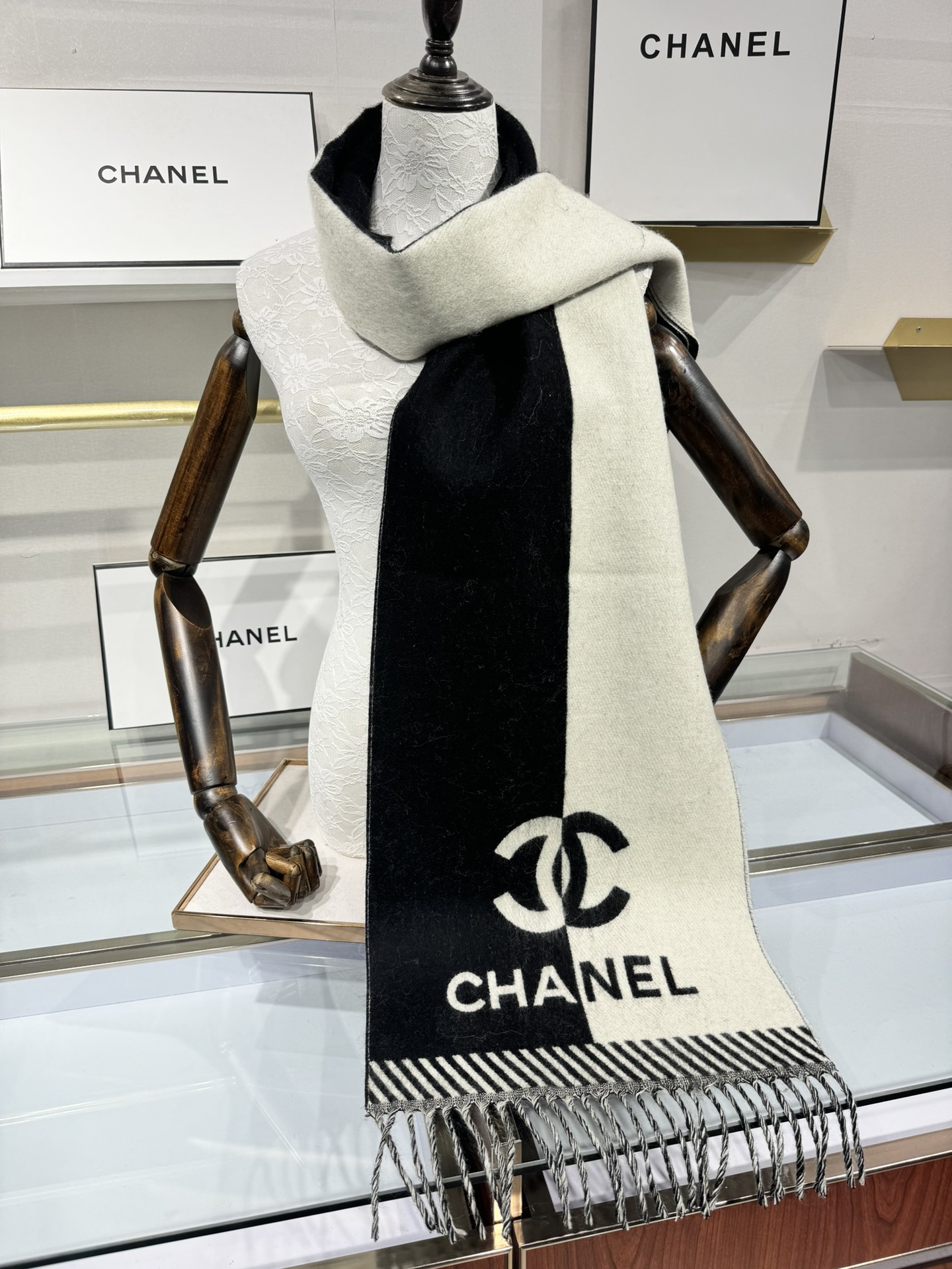 💟2025年秋冬新品 𝐂𝐇𝐀𝐍𝐄𝐋新《双面拼色提花》Size：184x34cm (不含流苏)目测是大爆款