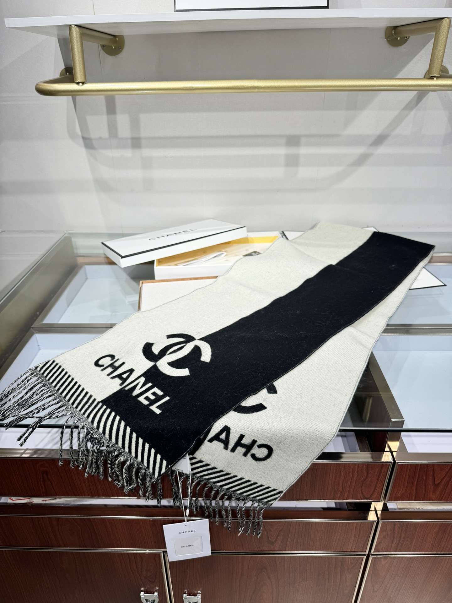 💟2025年秋冬新品 𝐂𝐇𝐀𝐍𝐄𝐋新《双面拼色提花》Size：184x34cm (不含流苏)目测是大爆款