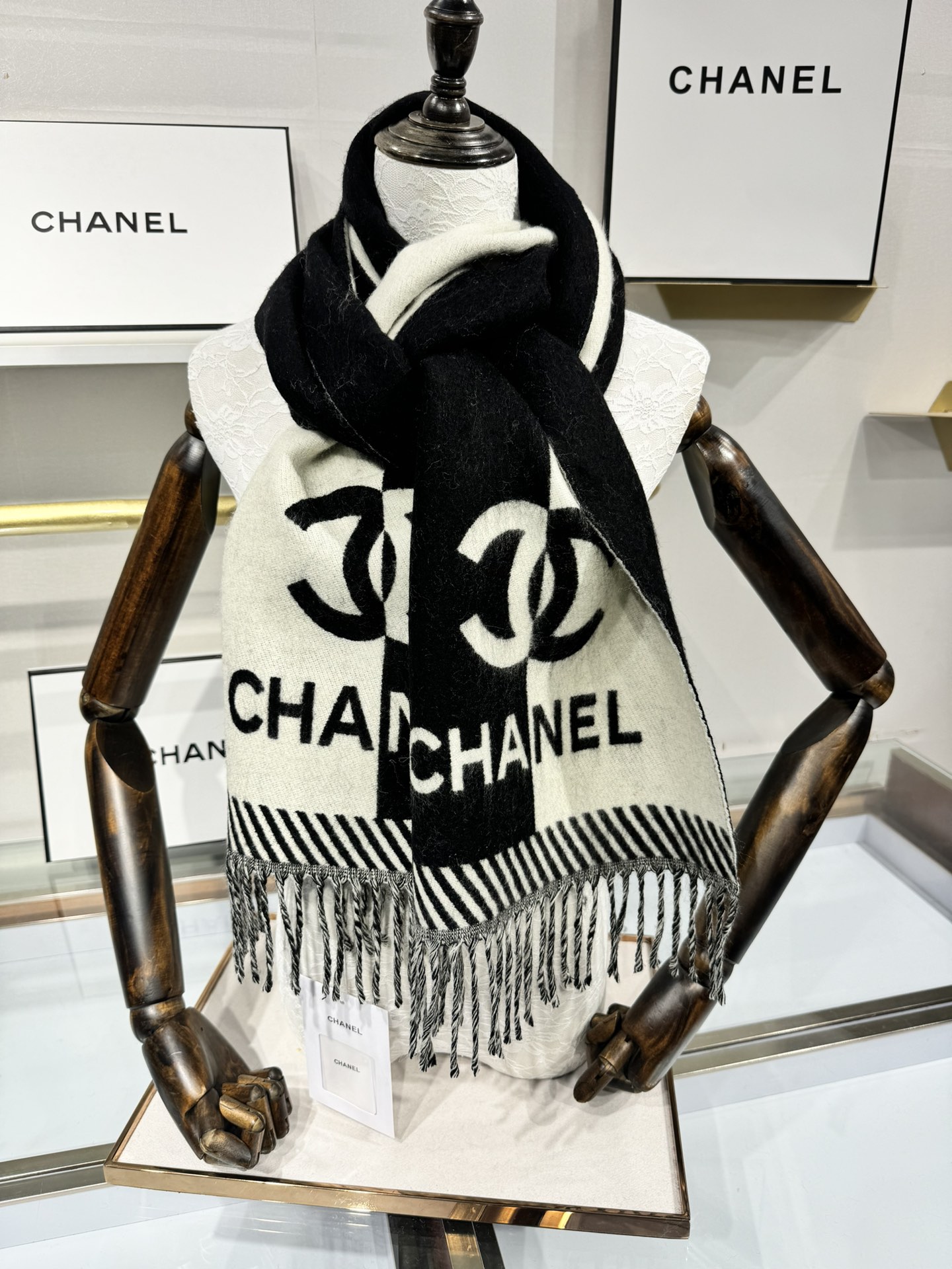 💟2025年秋冬新品 𝐂𝐇𝐀𝐍𝐄𝐋新《双面拼色提花》Size：184x34cm (不含流苏)目测是大爆款