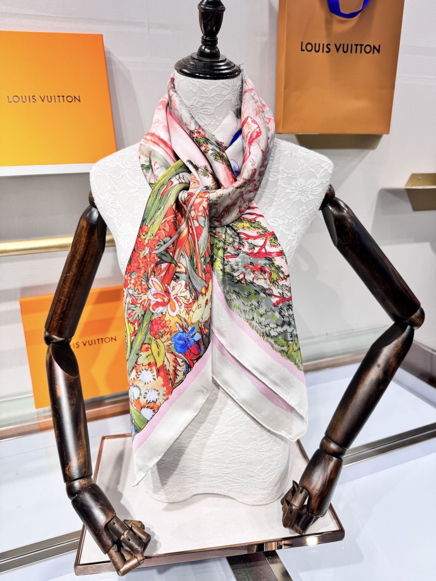 💟2025年春款上新 地中海香氛 140 方巾
来自 Louis Vuitton Art Silk Sq