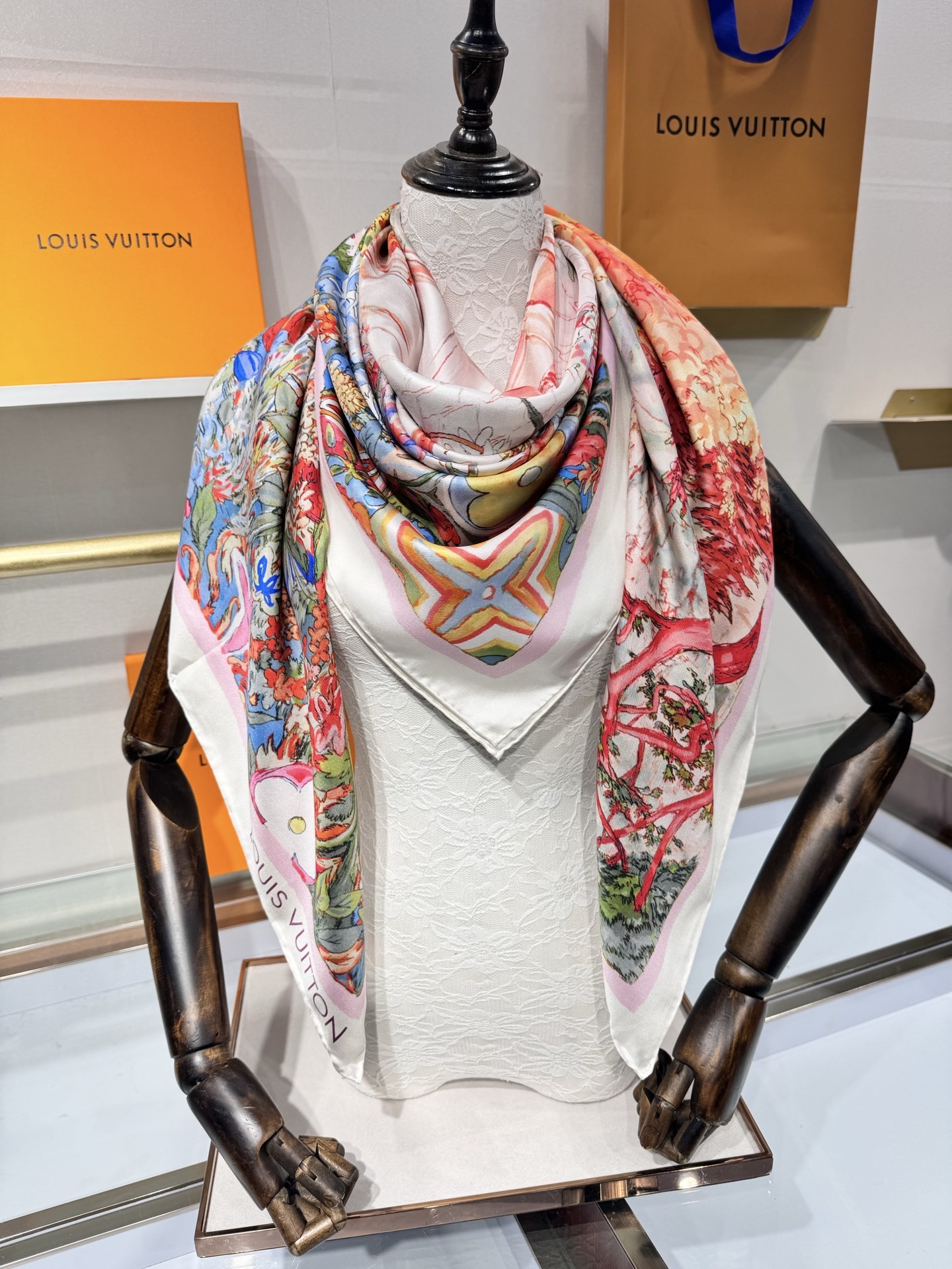 💟2025年春款上新 地中海香氛 140 方巾
来自 Louis Vuitton Art Silk Sq